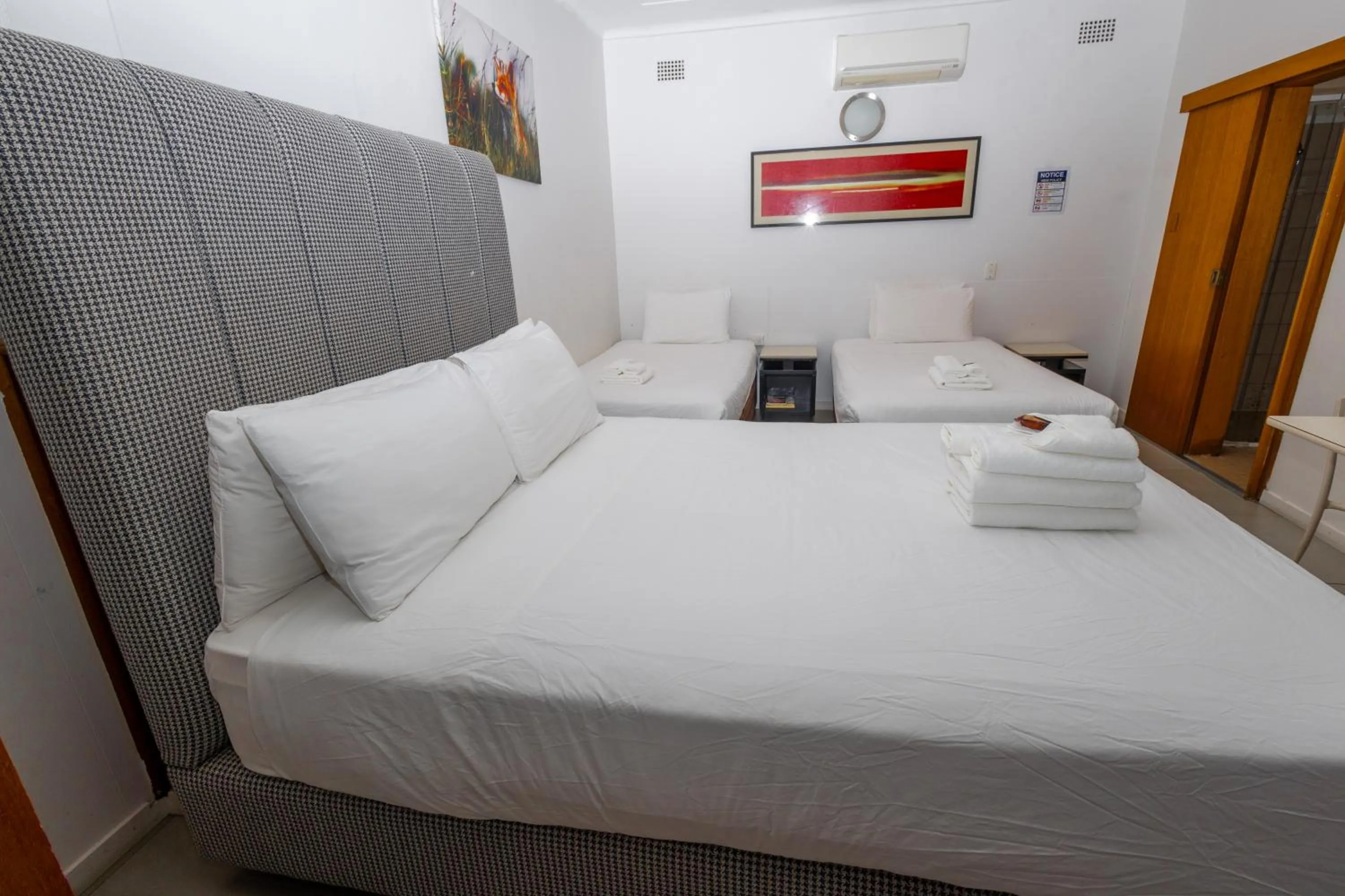 Bed in Gosford Inn Motel