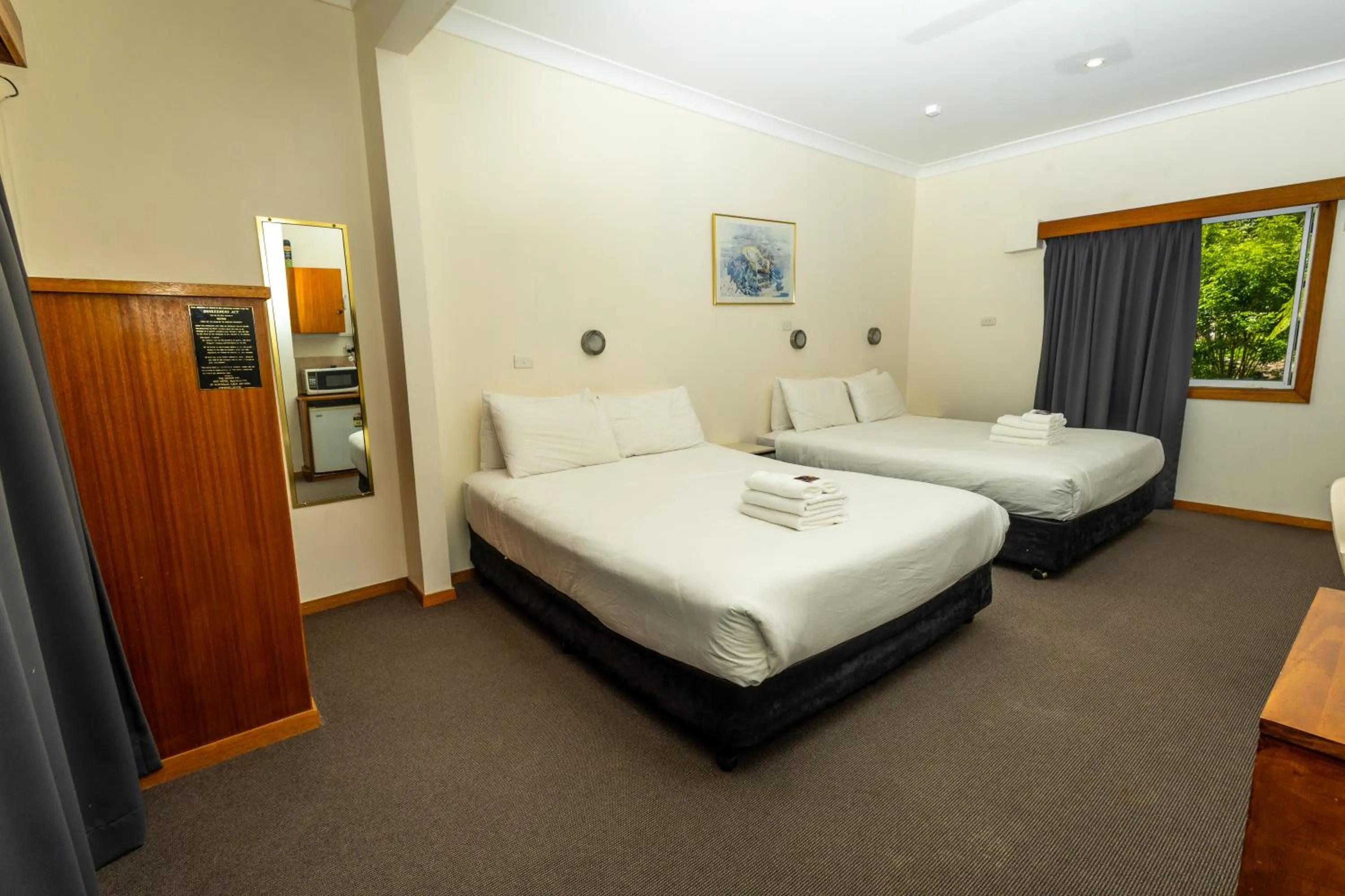 Bed in Gosford Inn Motel