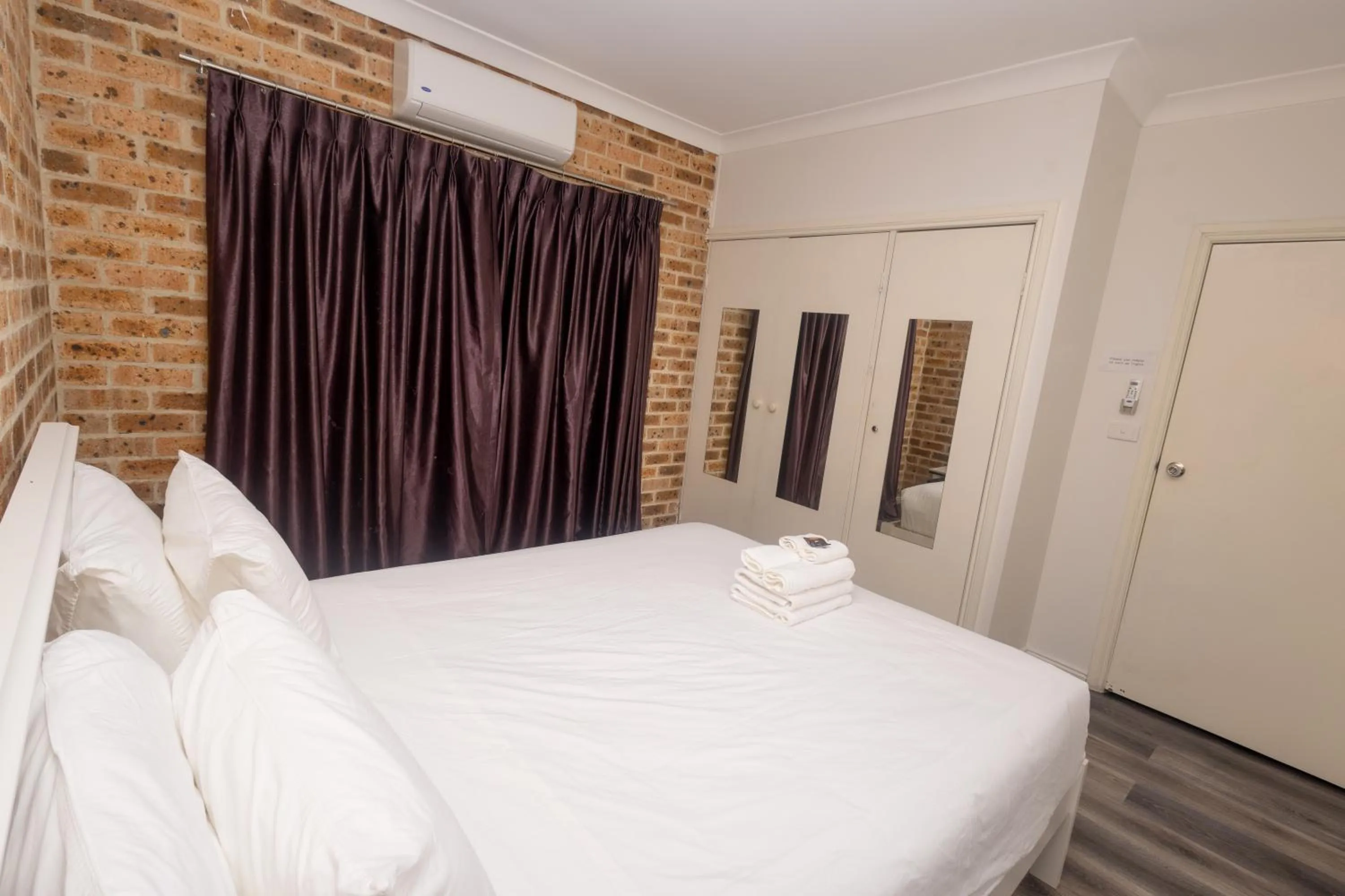 Bed in Gosford Inn Motel