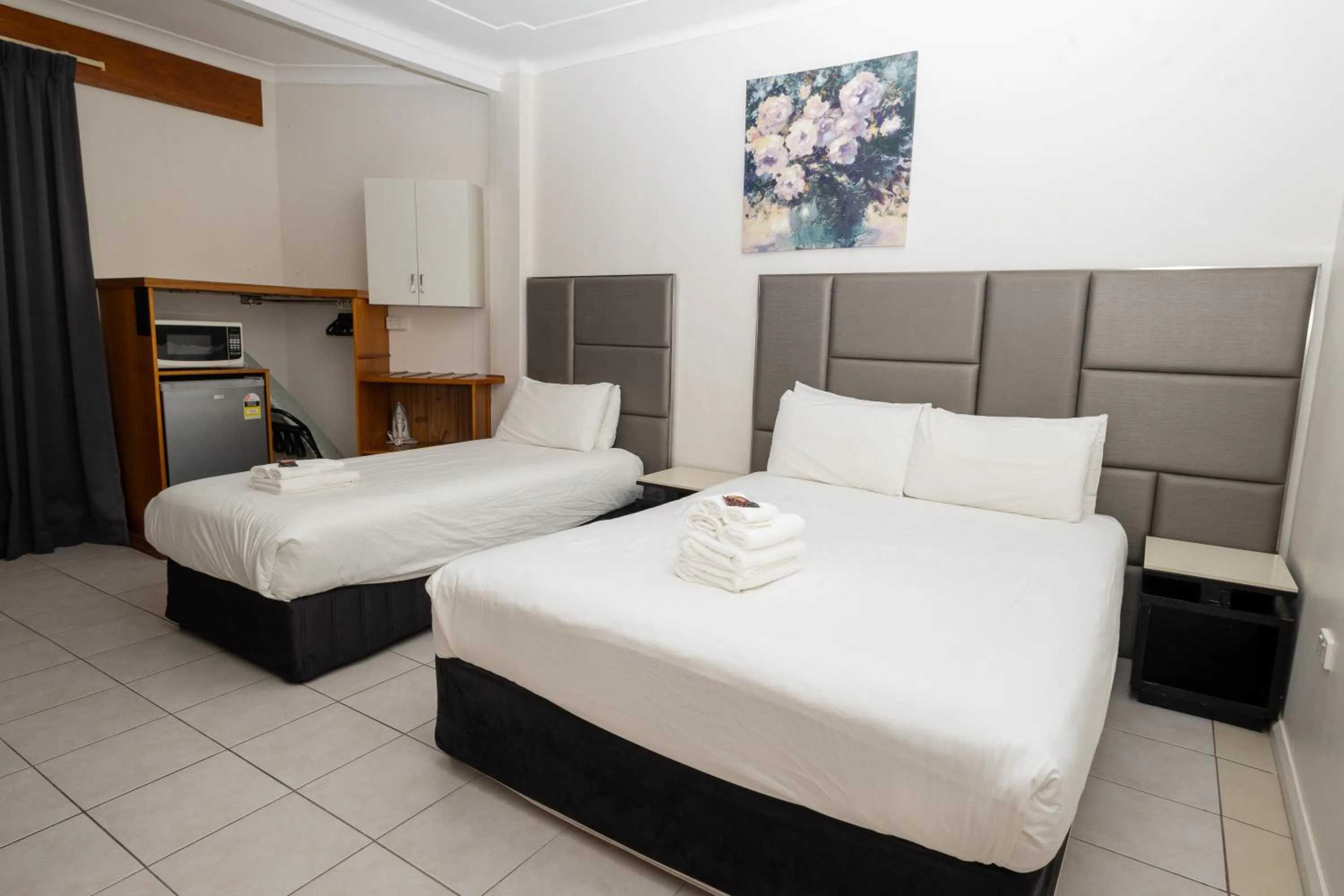 Bed in Gosford Inn Motel