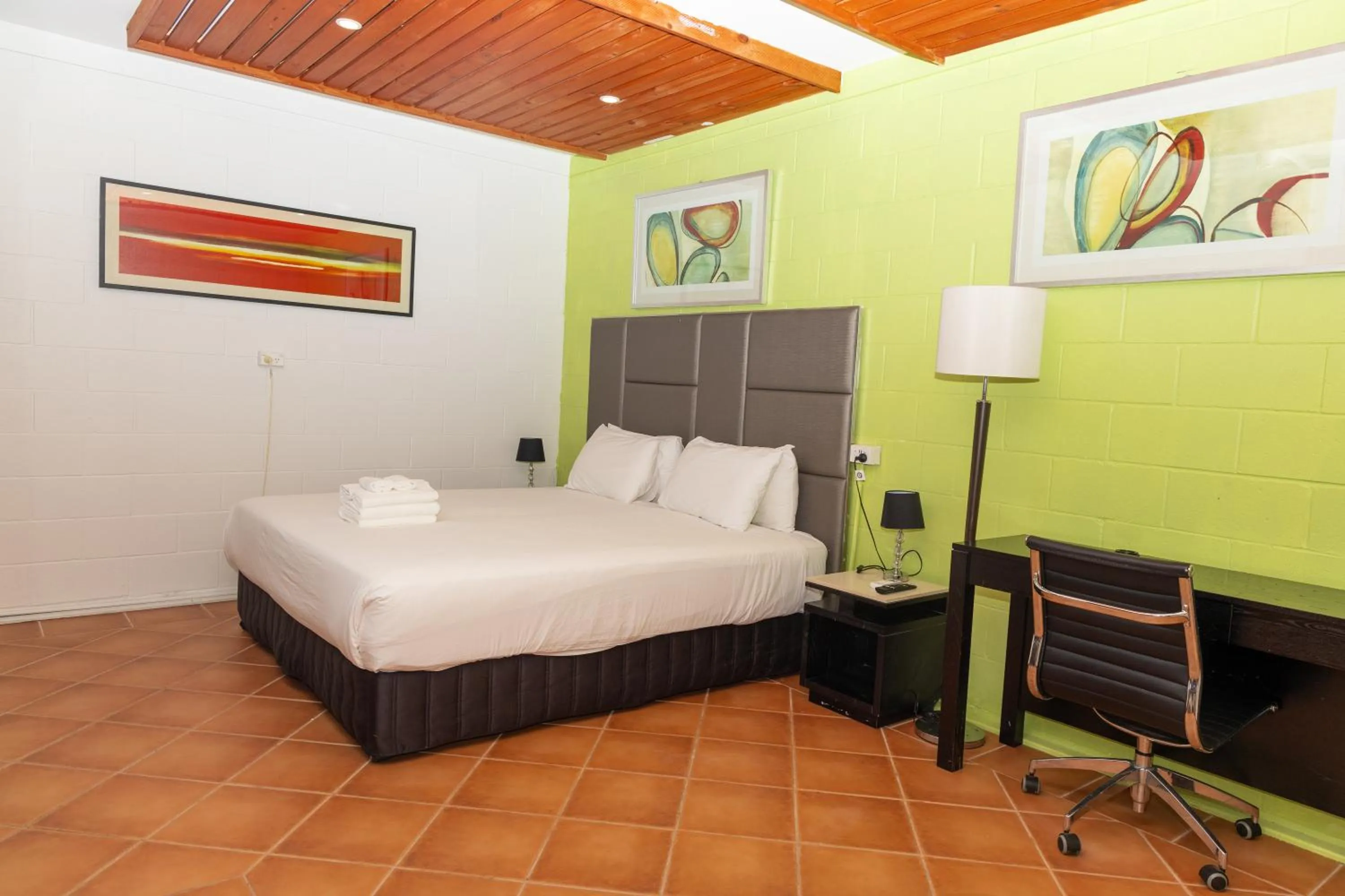 Bed in Gosford Inn Motel