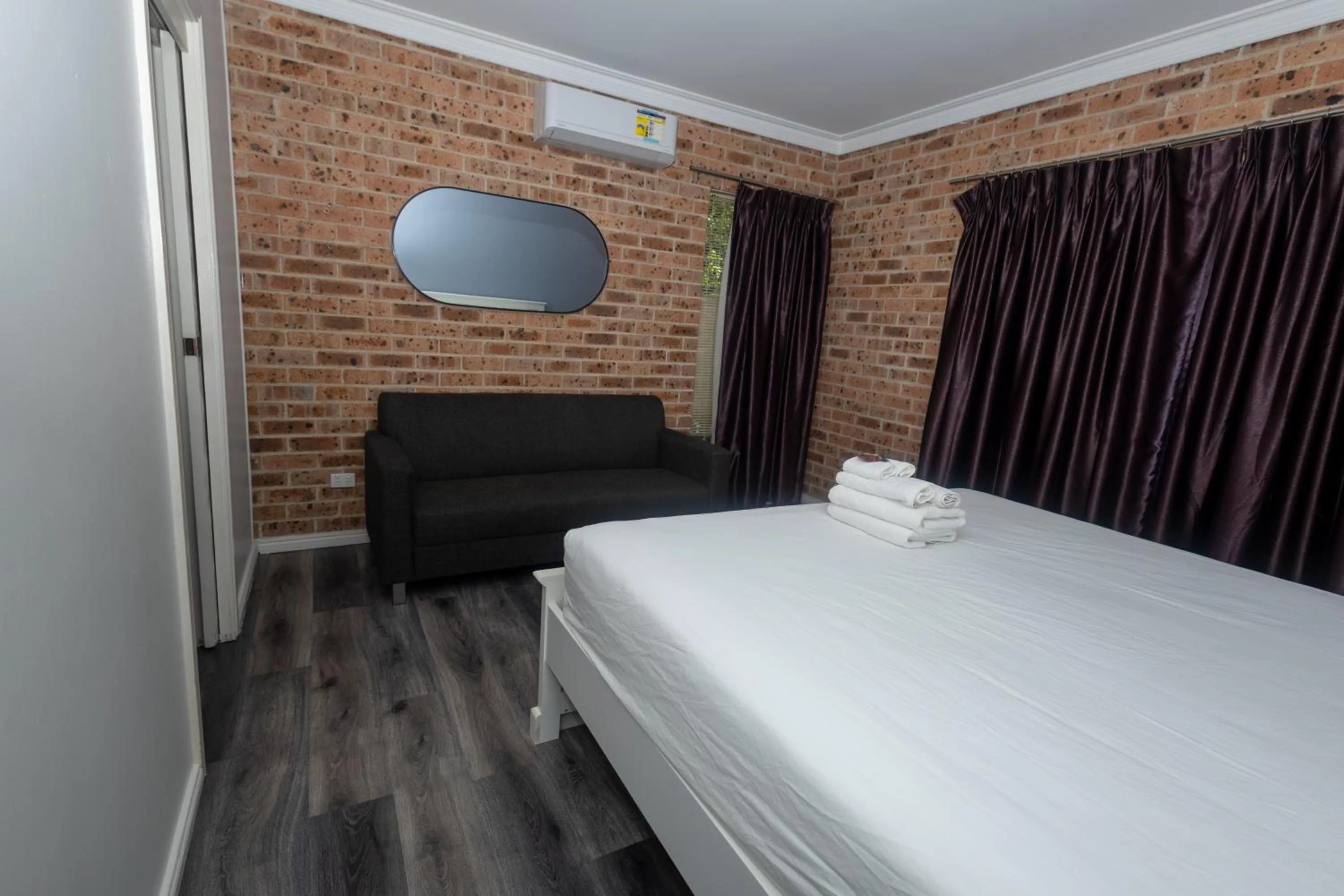 Bed in Gosford Inn Motel