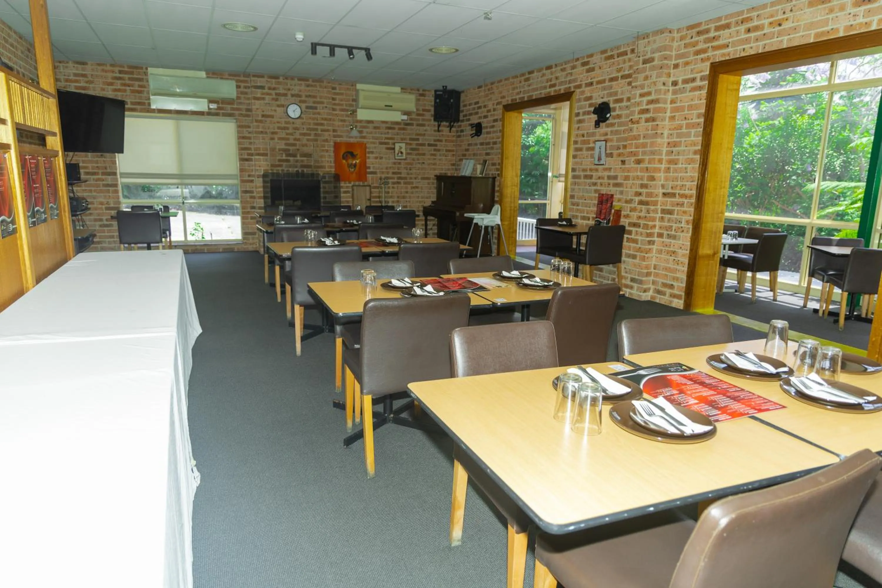 Restaurant/places to eat in Gosford Inn Motel