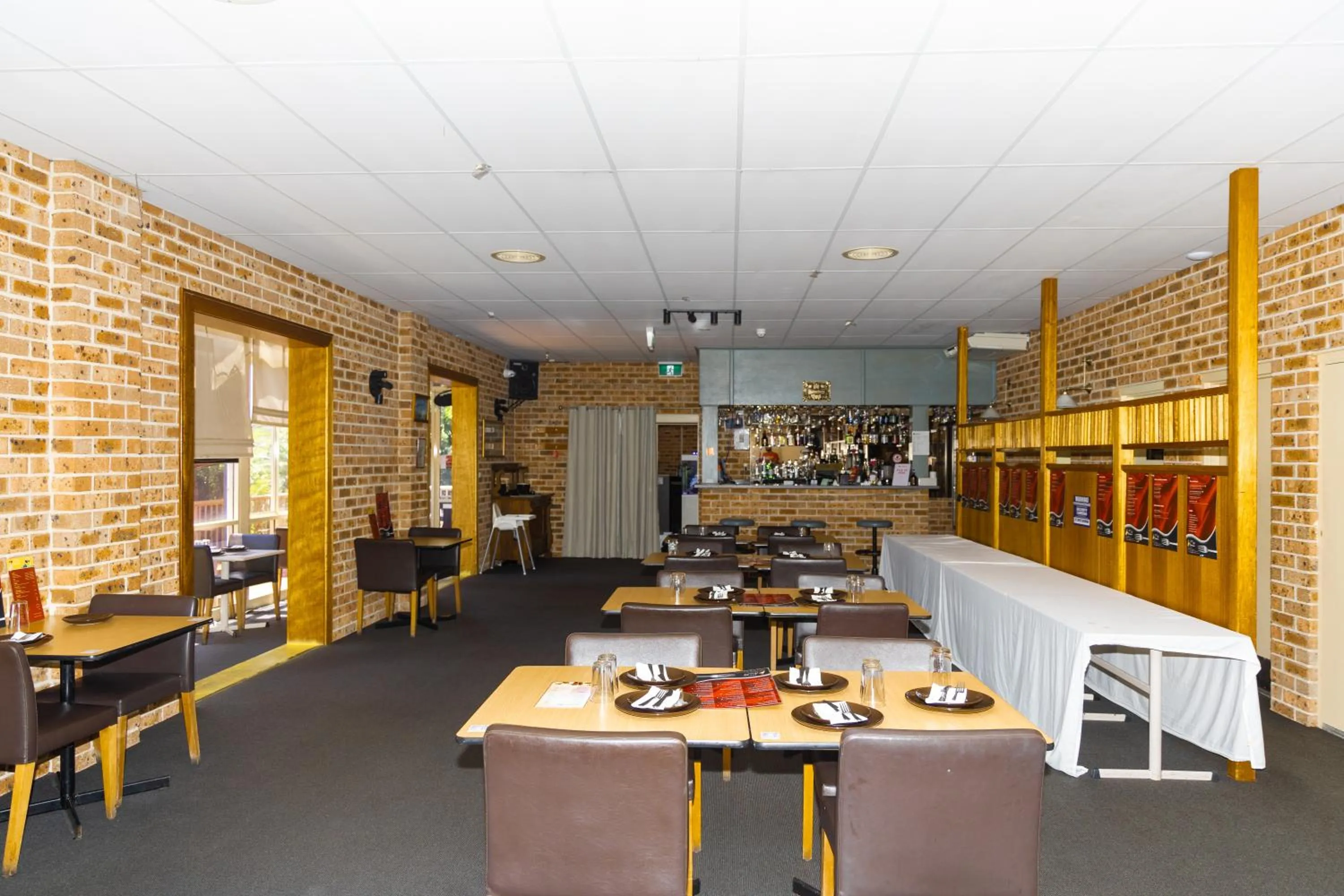 Restaurant/places to eat in Gosford Inn Motel