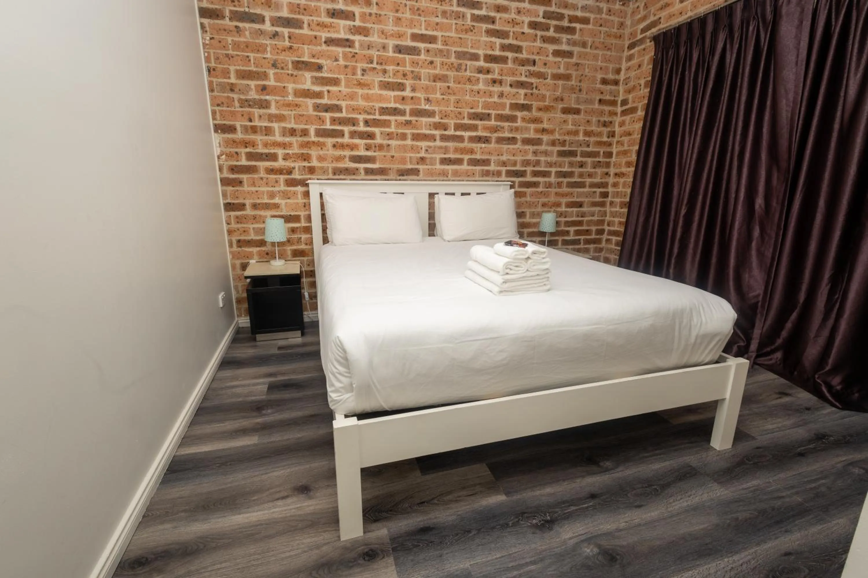 Bed in Gosford Inn Motel