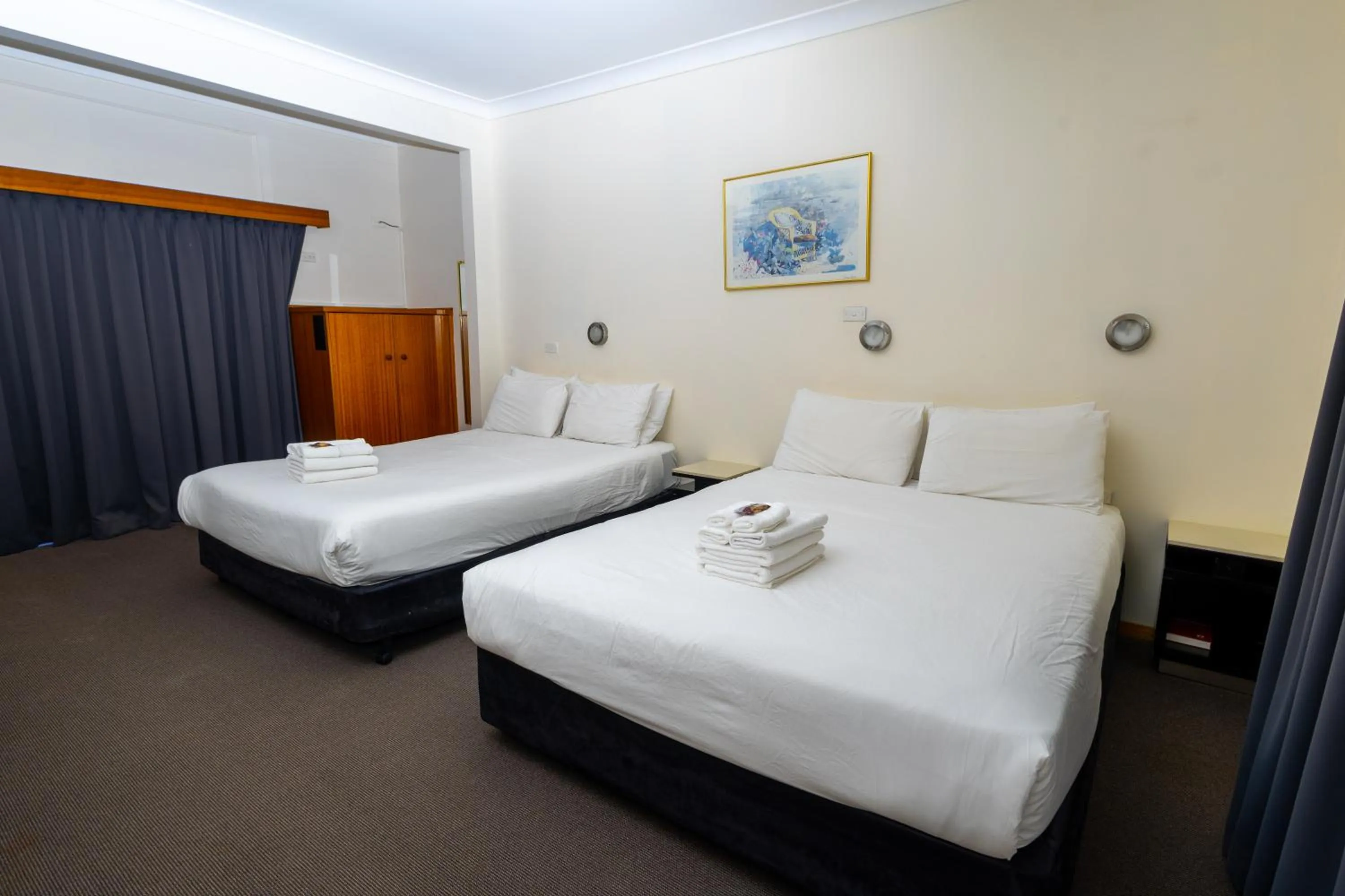 Bed in Gosford Inn Motel