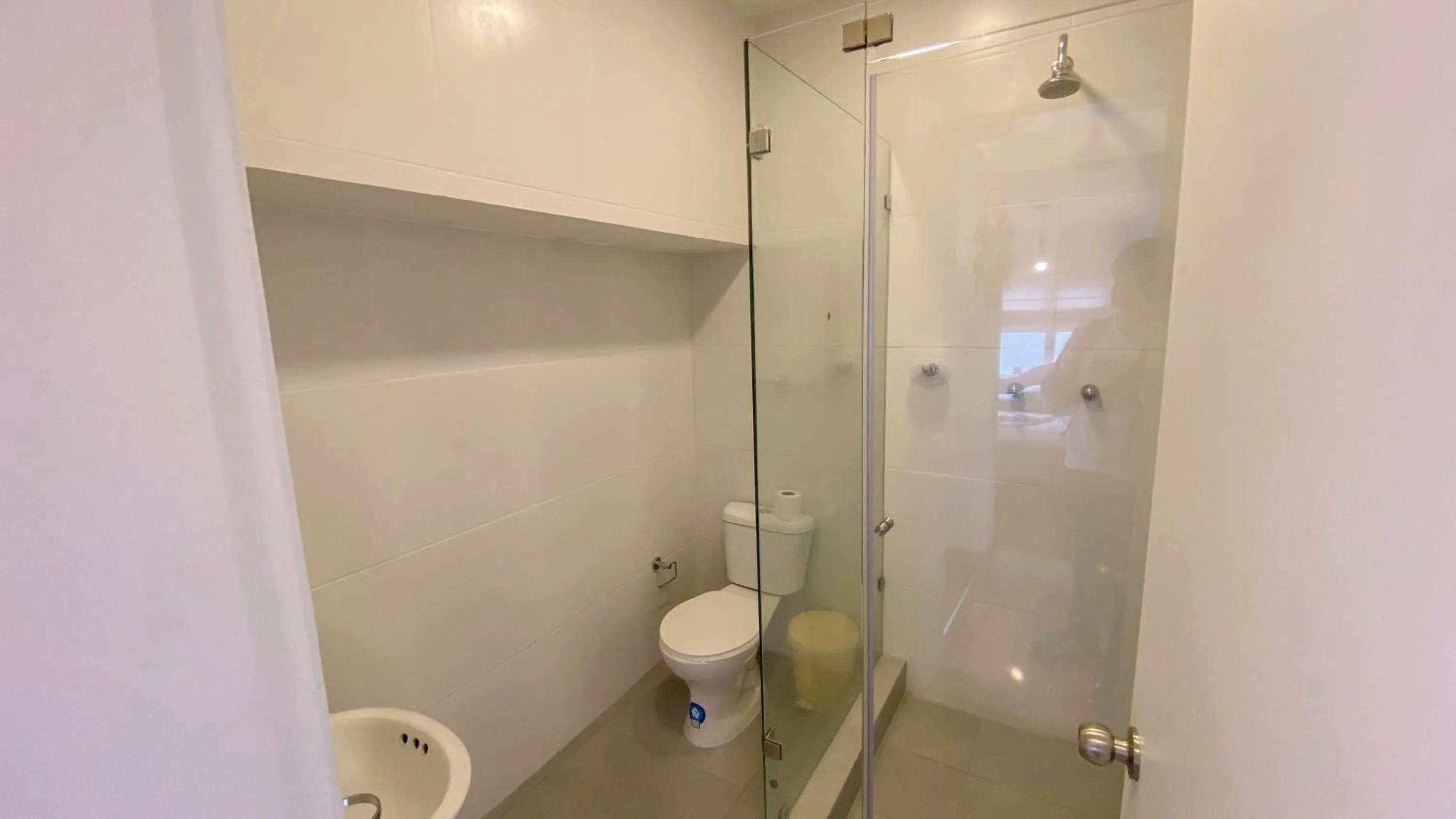 Bathroom in Sakti Hostal B&B