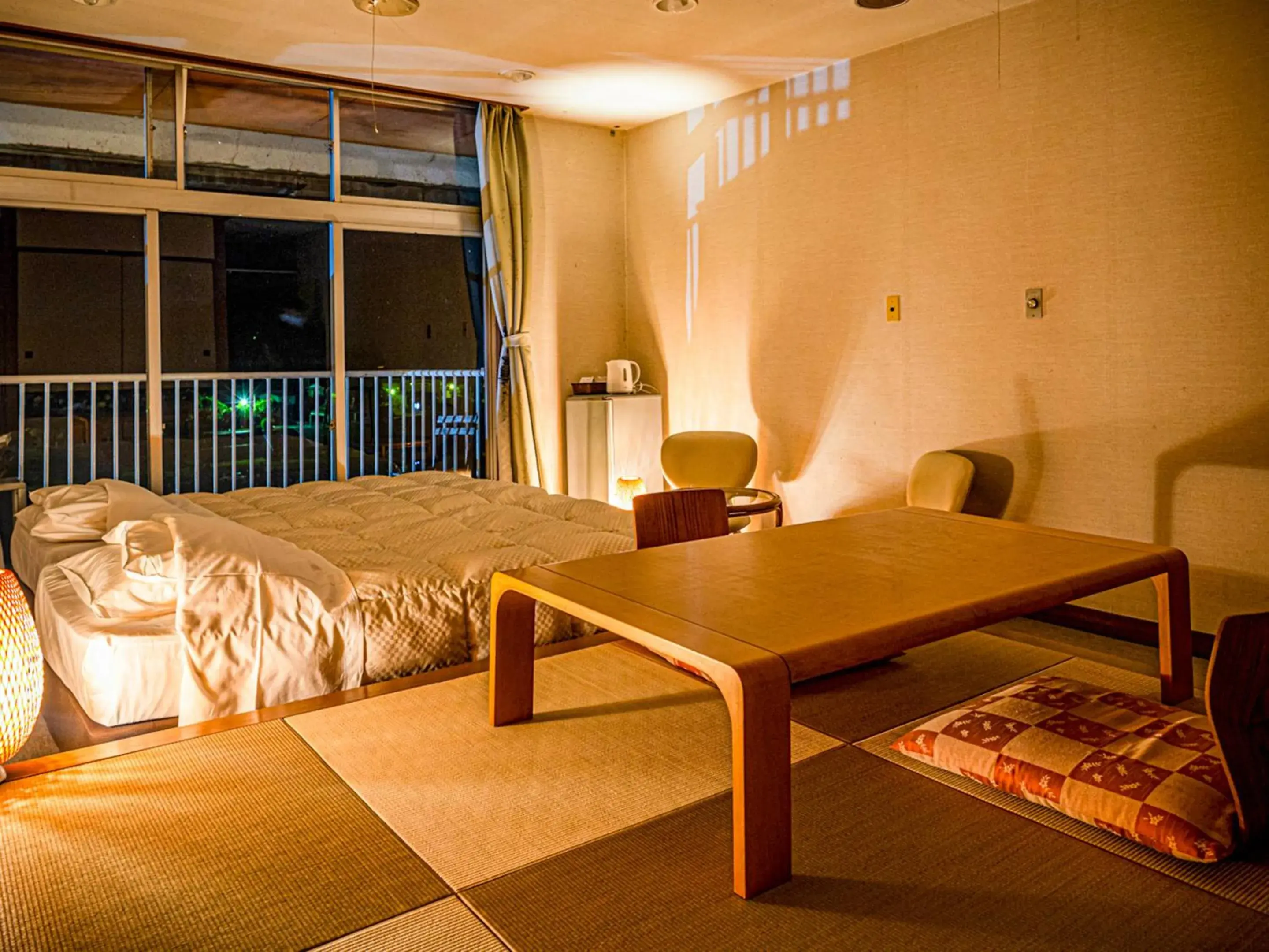 Room with Tatami Area and Lake View in Kameyama Onsen Hotel Room with Tatami Area and Lake View in Kameyama Onsen Hotel