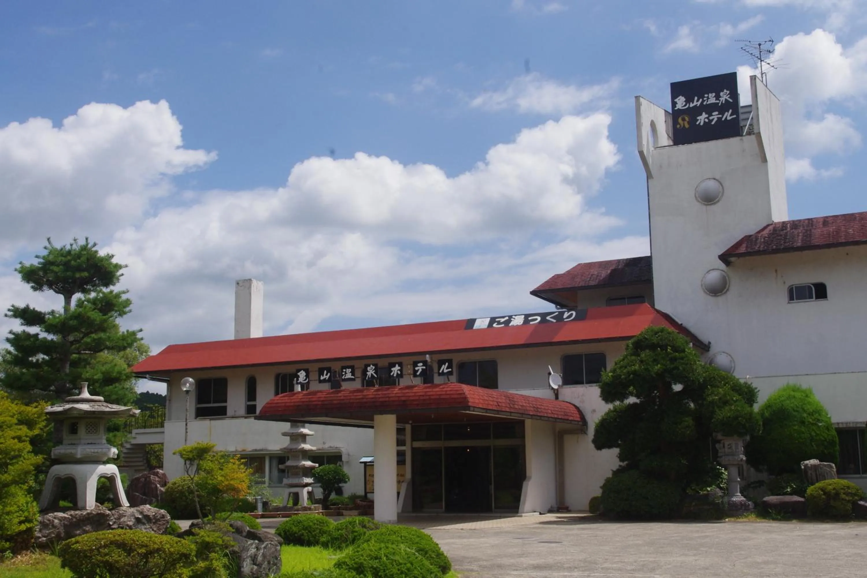 Facade/entrance in Kameyama Onsen Hotel