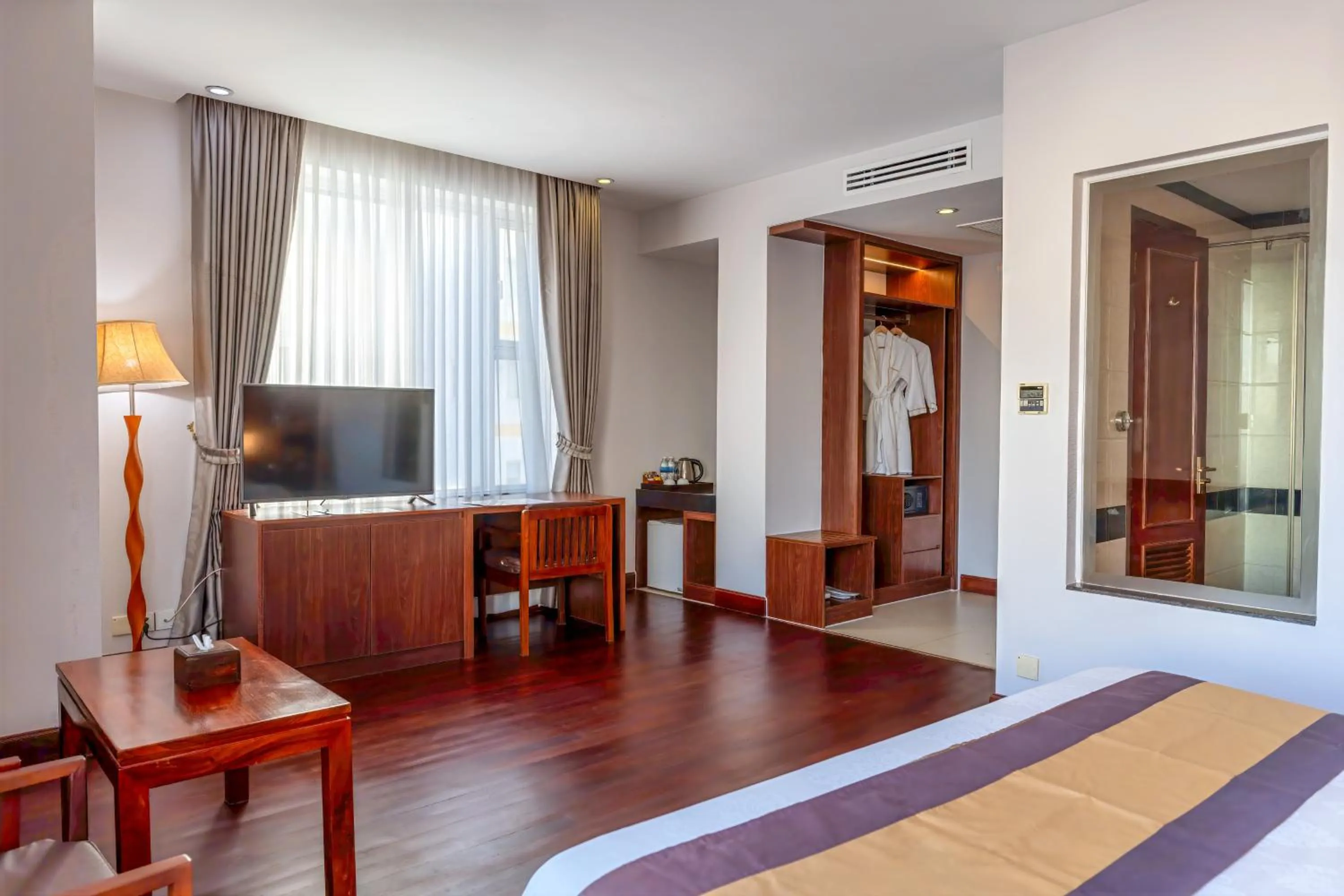 Shower, Bed in Phnom Penh Katari Hotel