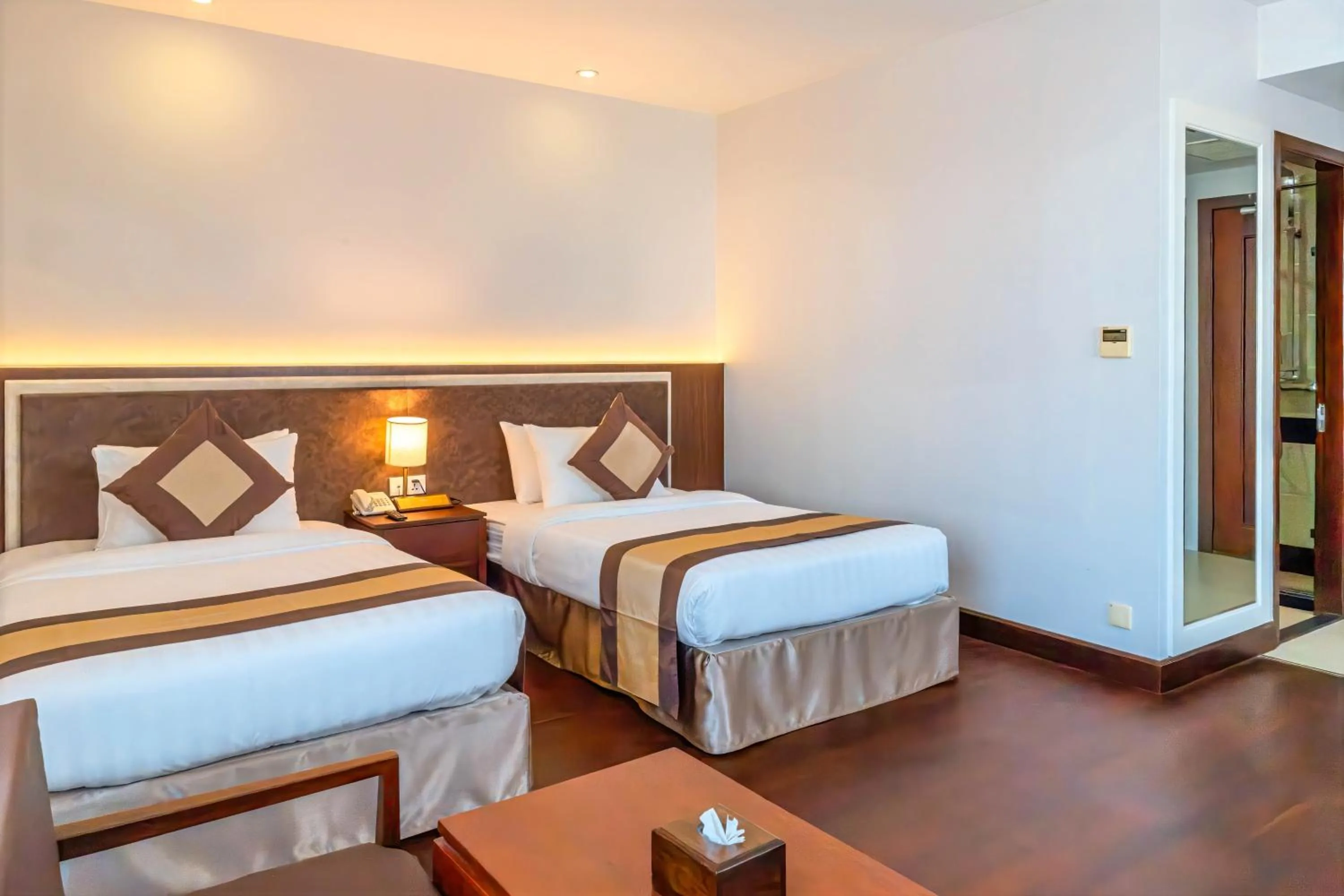 Shower, Bed in Phnom Penh Katari Hotel