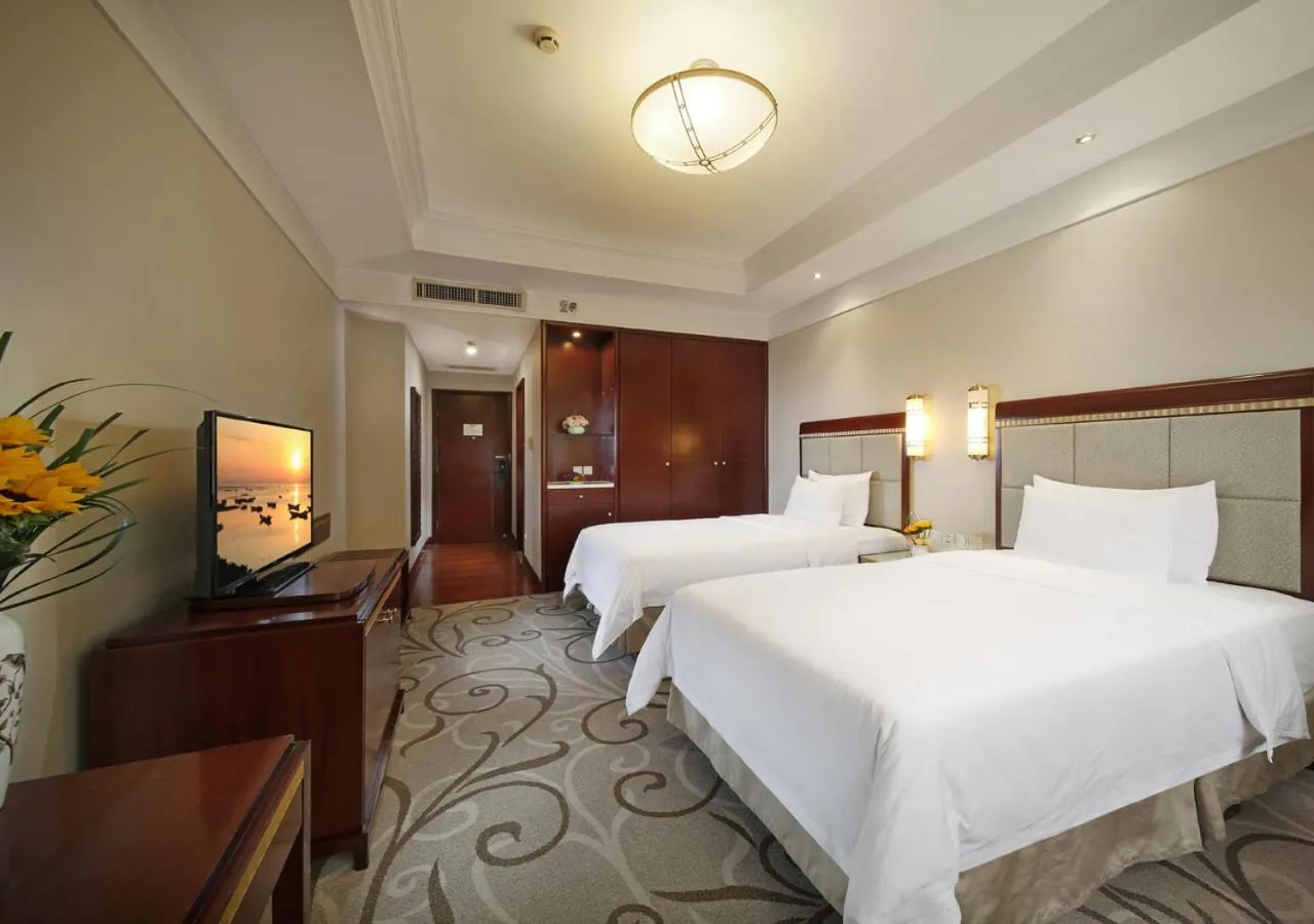 Photo of the whole room, Bed in City Hotel Xiamen-Free Welcome Fruits