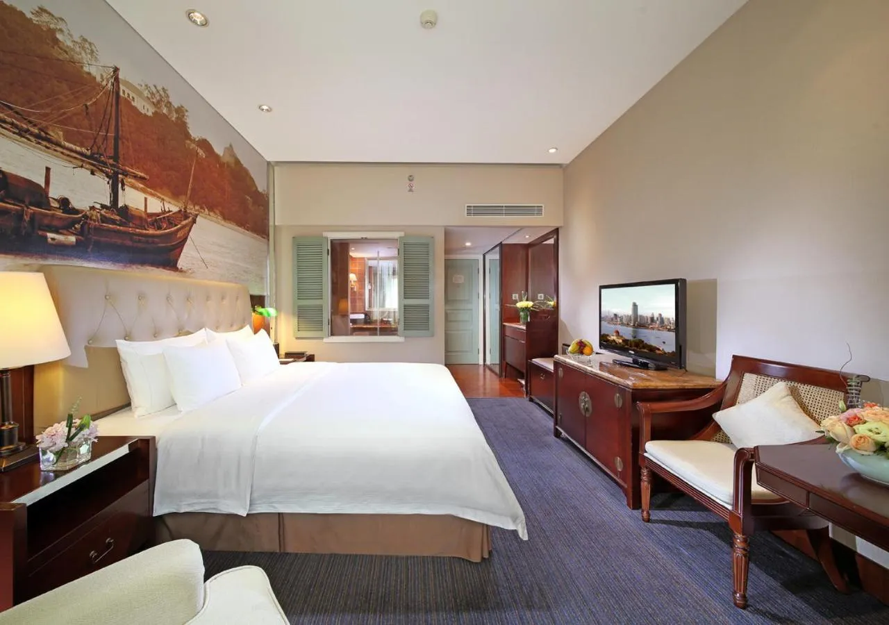 Photo of the whole room, Bed in City Hotel Xiamen-Free Welcome Fruits