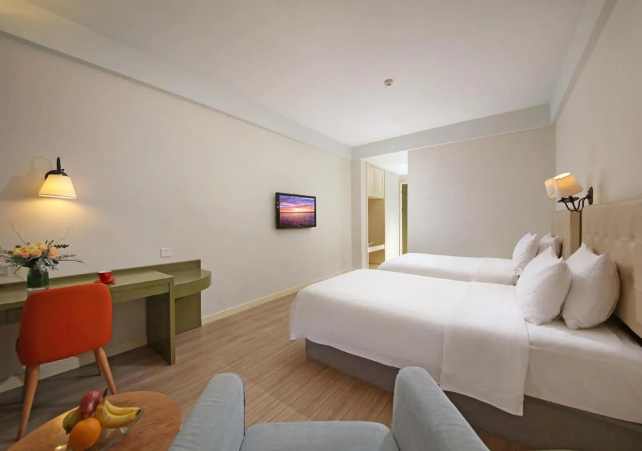 Photo of the whole room, Bed in City Hotel Xiamen-Free Welcome Fruits