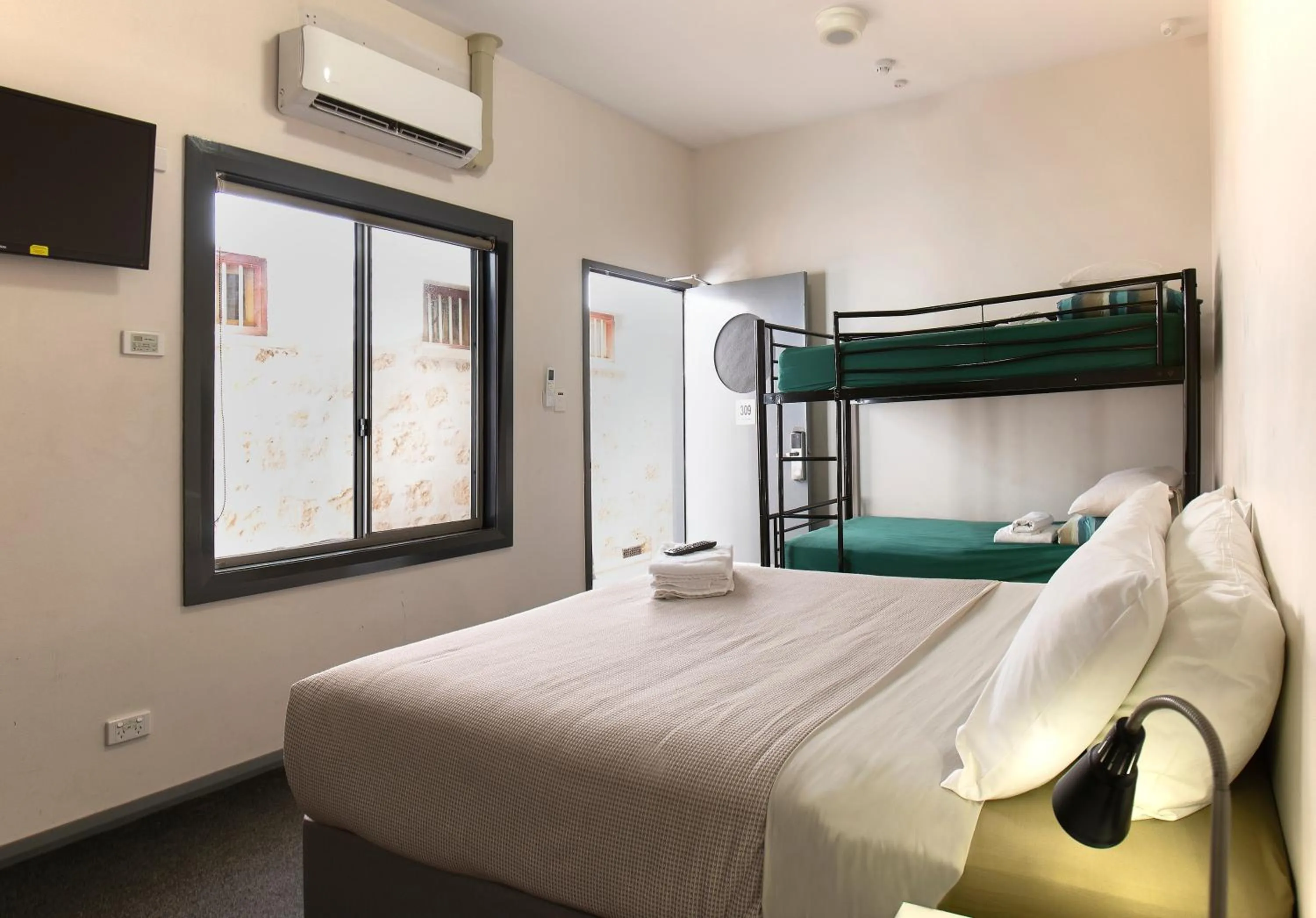 Bed in YHA Fremantle Prison