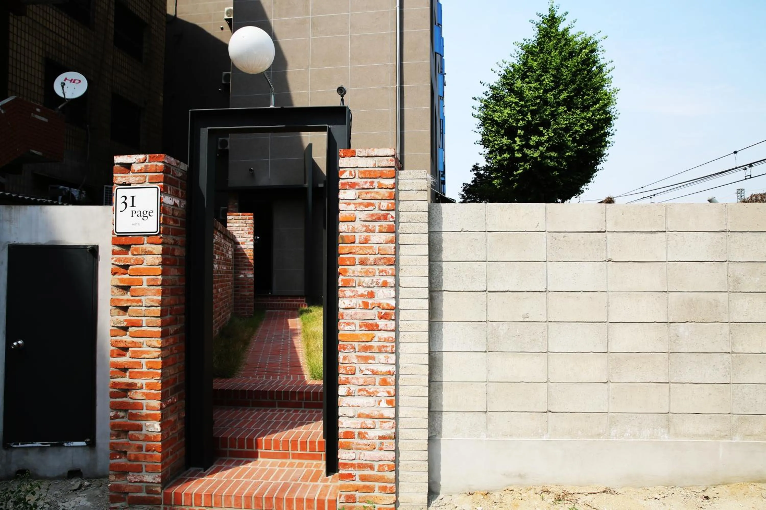 Facade/entrance in 31page