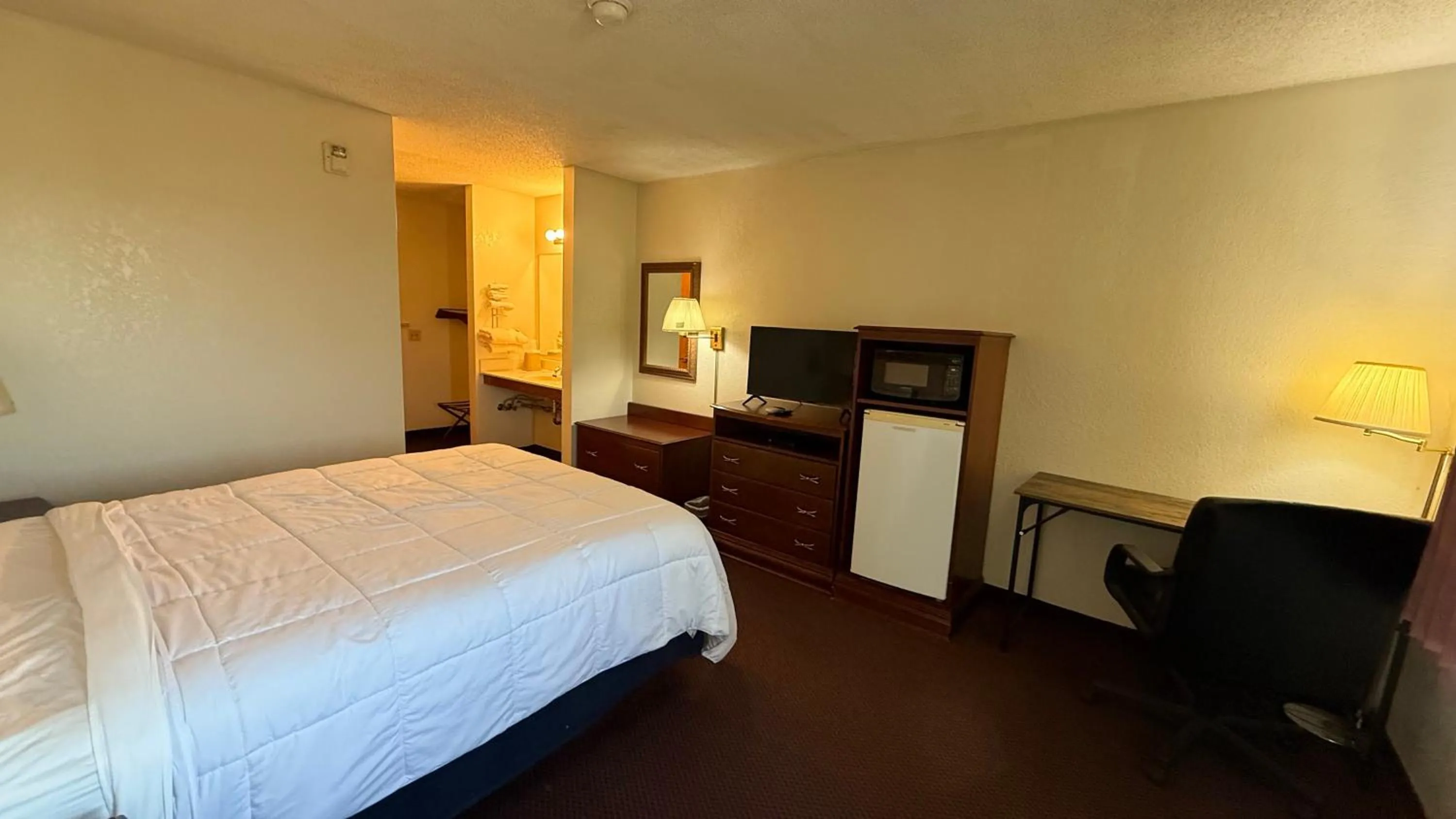 Bedroom, Bed in clarion hometown inn