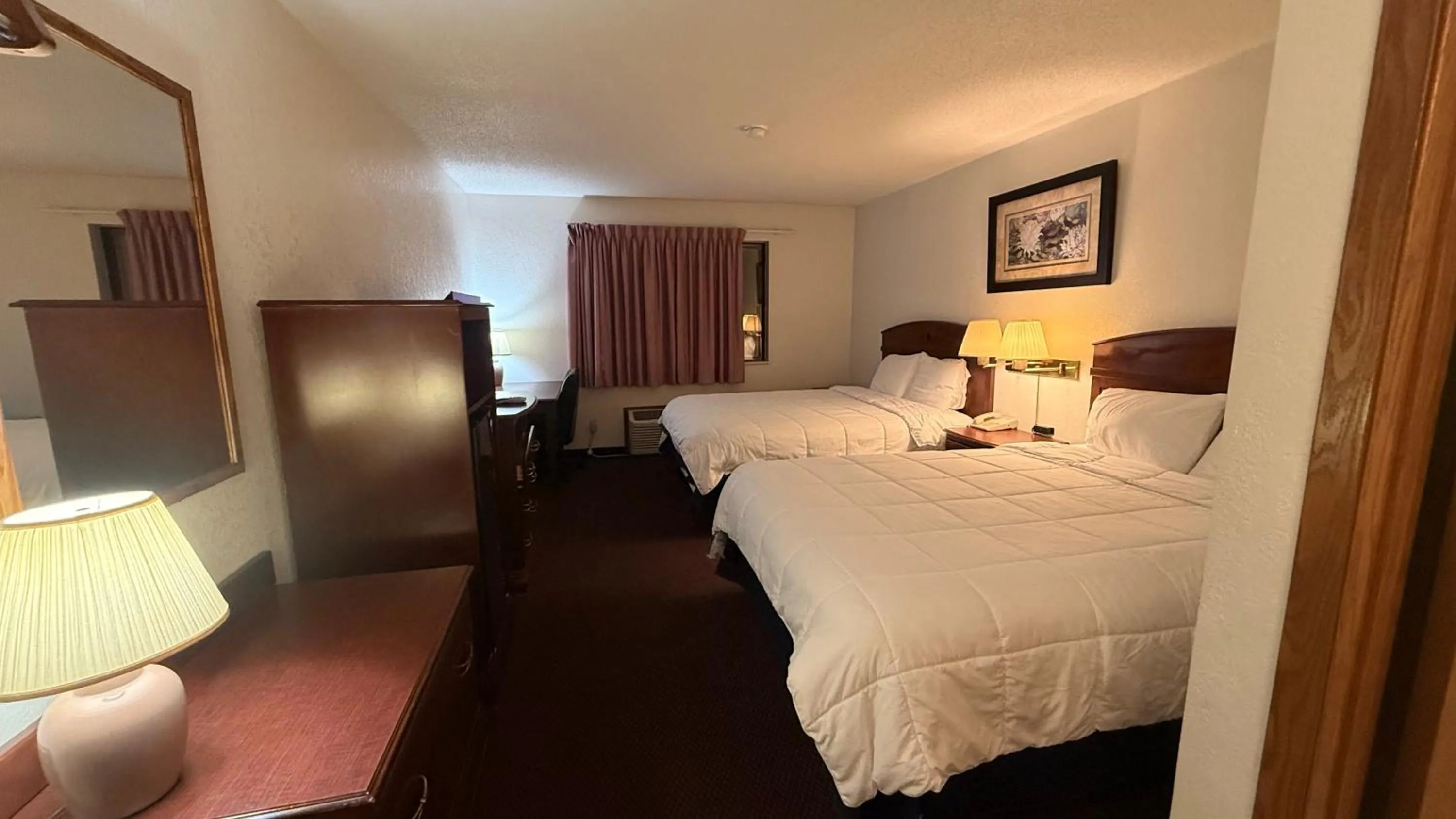 Photo of the whole room, Bed in clarion hometown inn