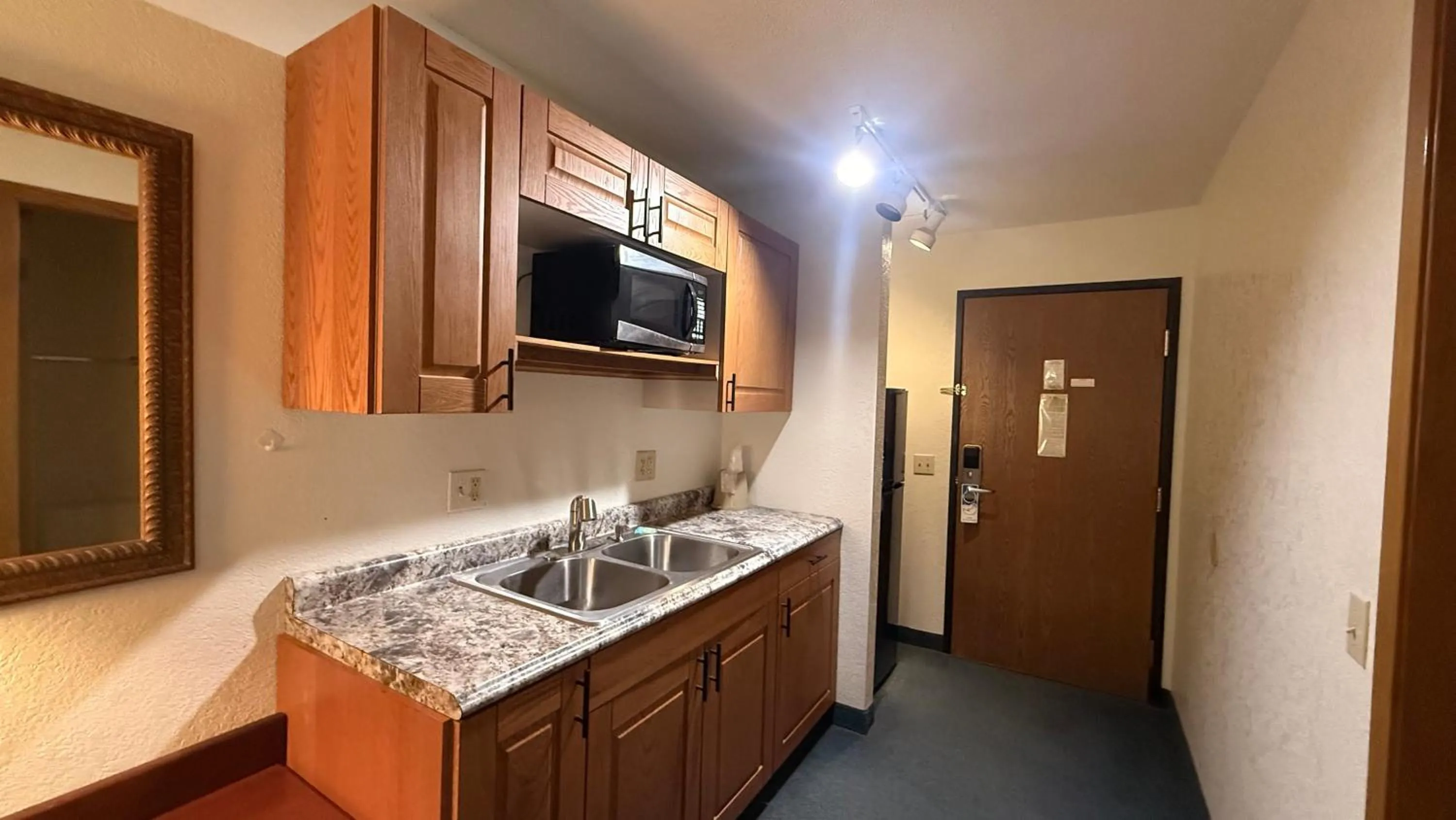 Kitchen or kitchenette in clarion hometown inn