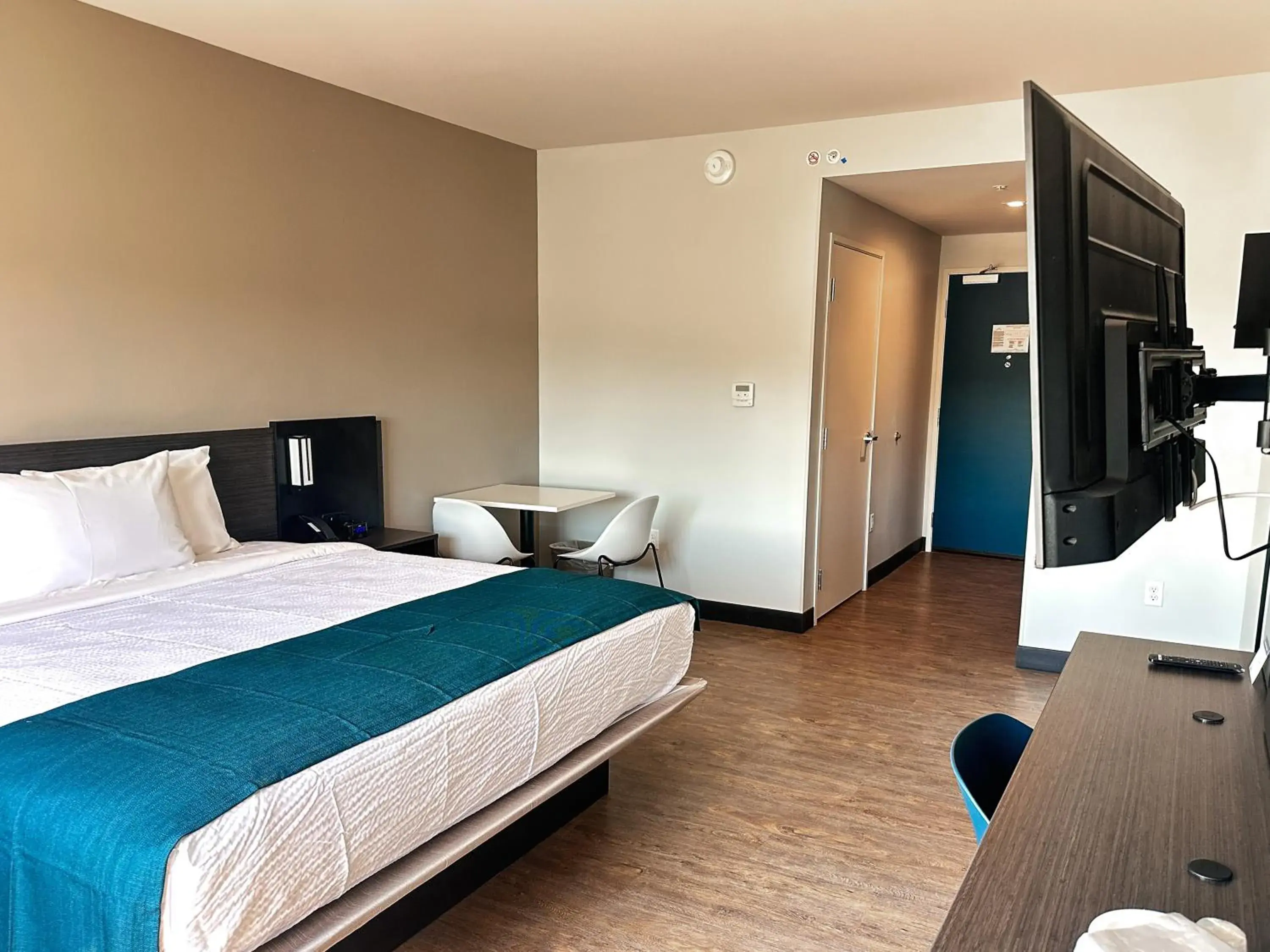 King Room with Roll-in Shower - Disability Access - Non-Smoking in Studio 6 Richmond Airport King Room with Roll-in Shower - Disability Access - Non-Smoking in Studio 6 Richmond Airport