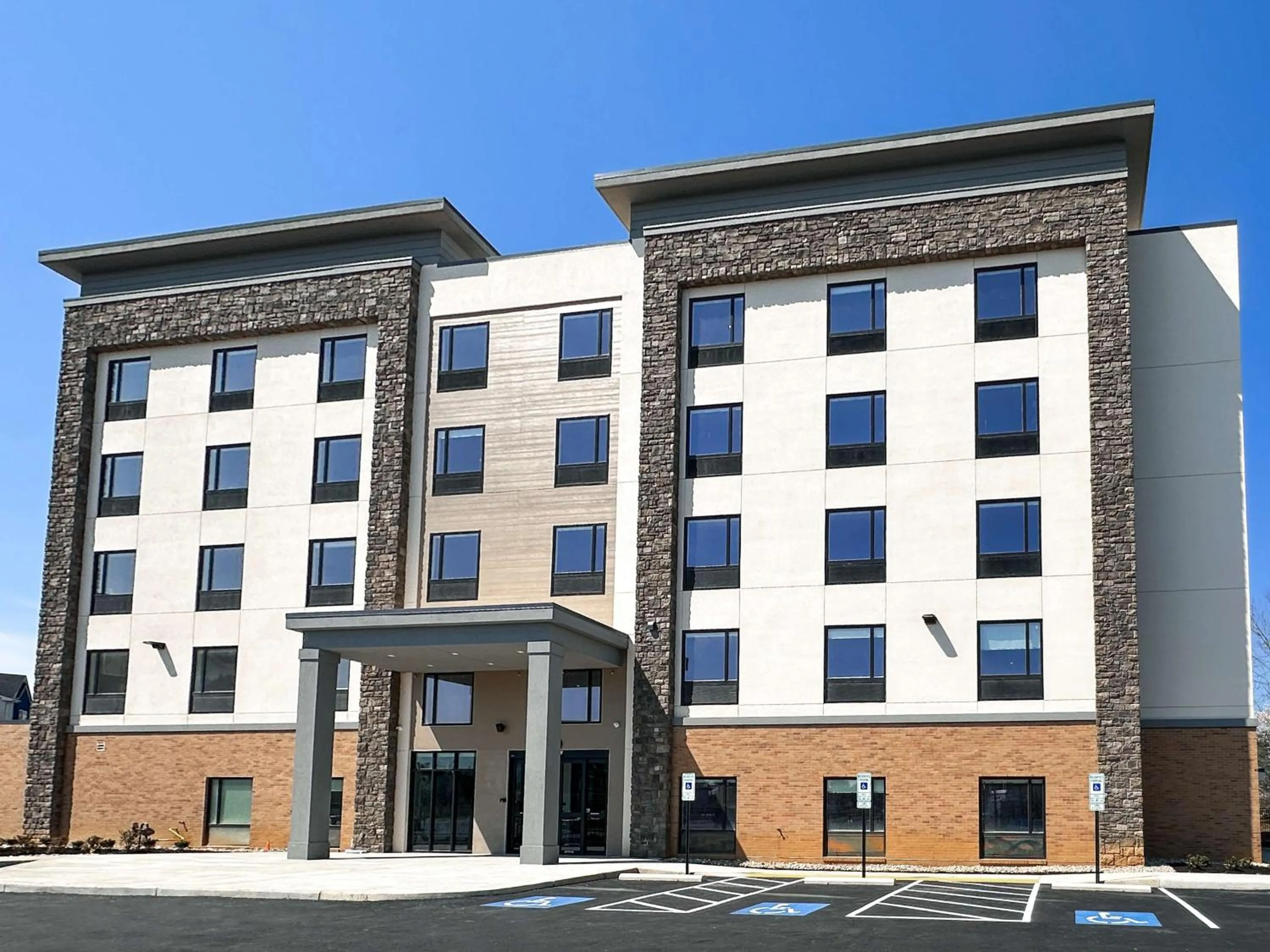 Property building in Studio 6 Richmond Airport