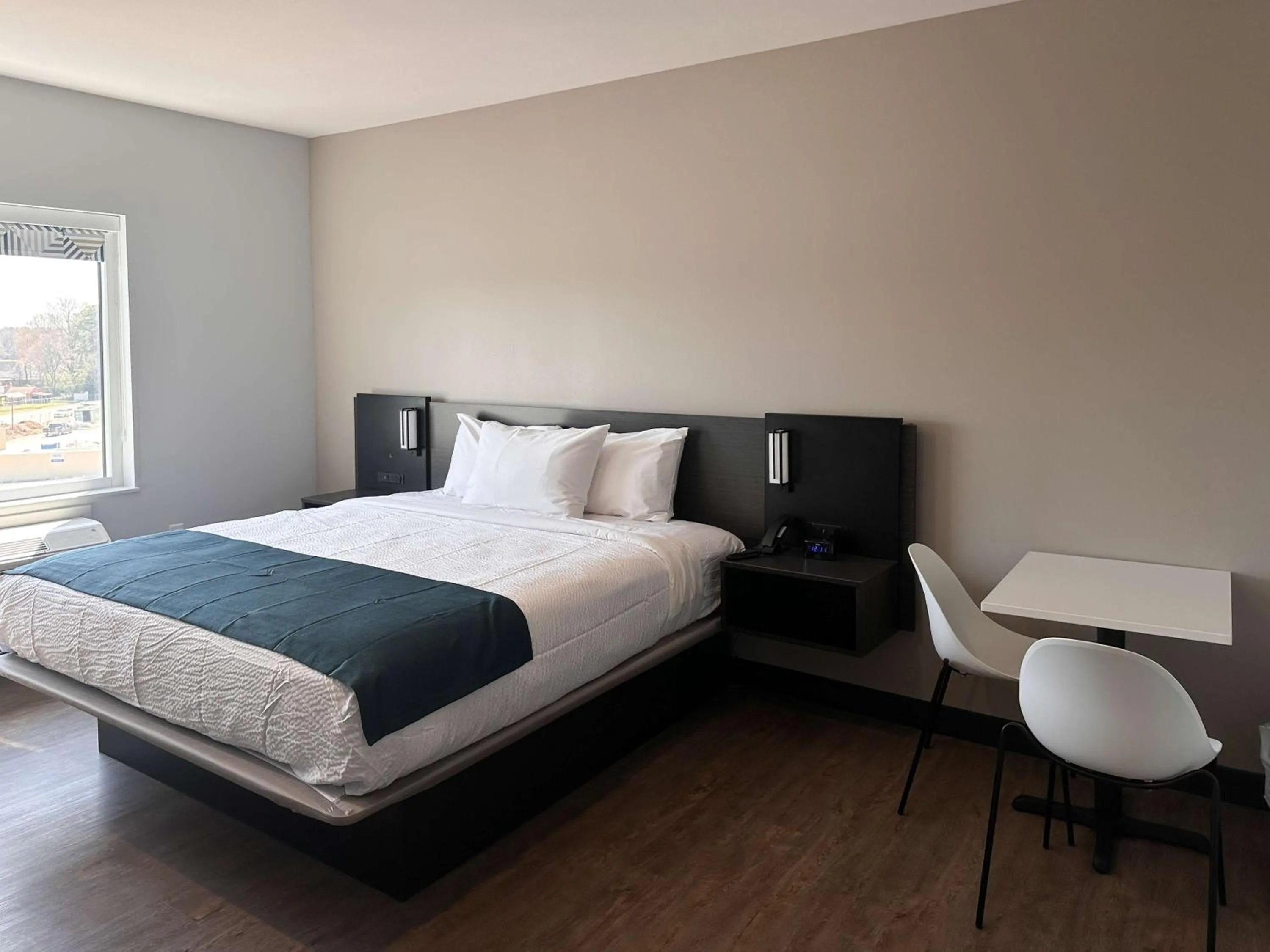 Bedroom, Bed in Studio 6 Richmond Airport