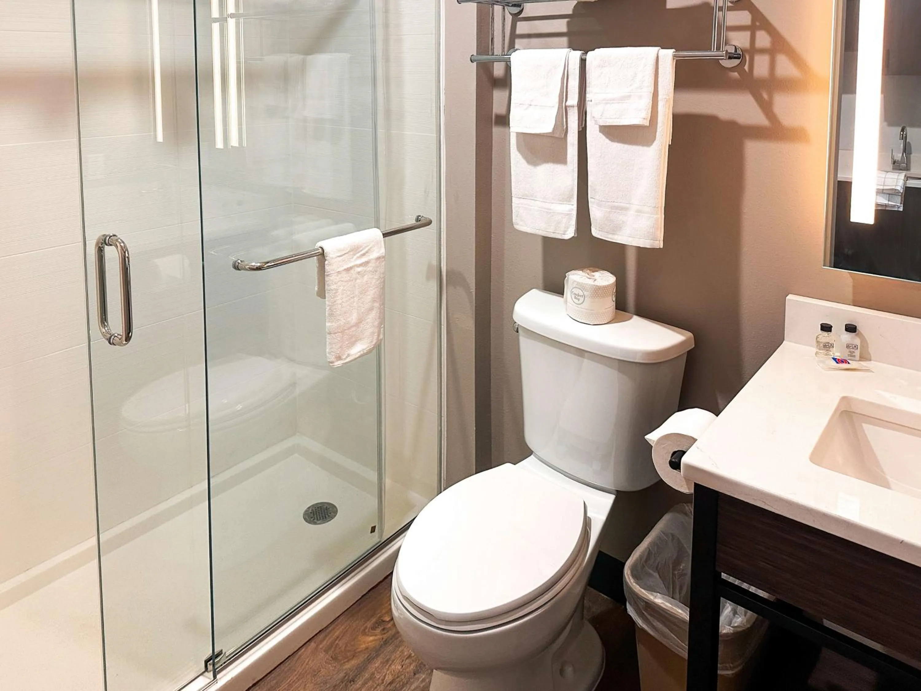 Bathroom in Studio 6 Richmond Airport