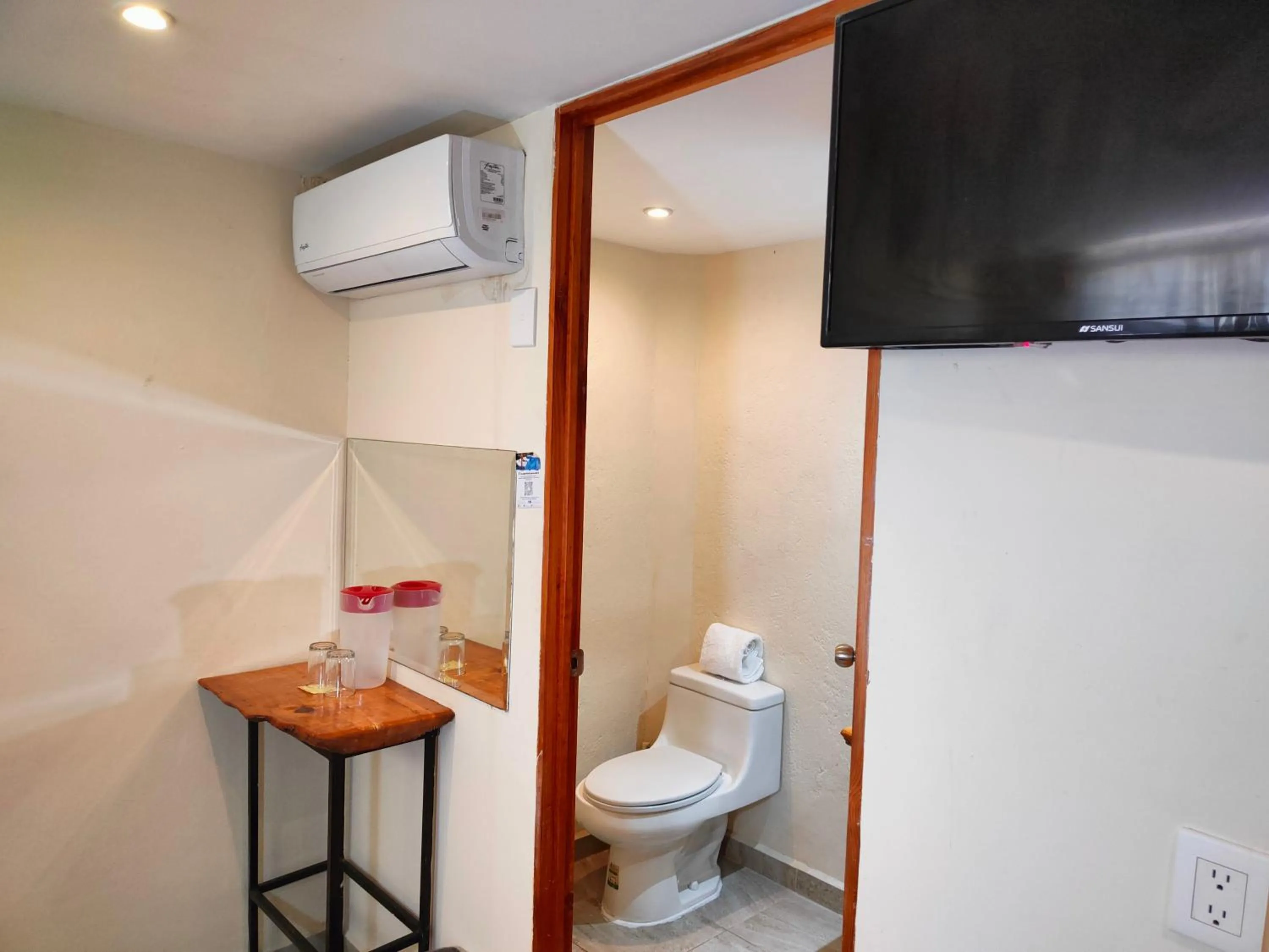 Toilet in Ashly Loma Larga