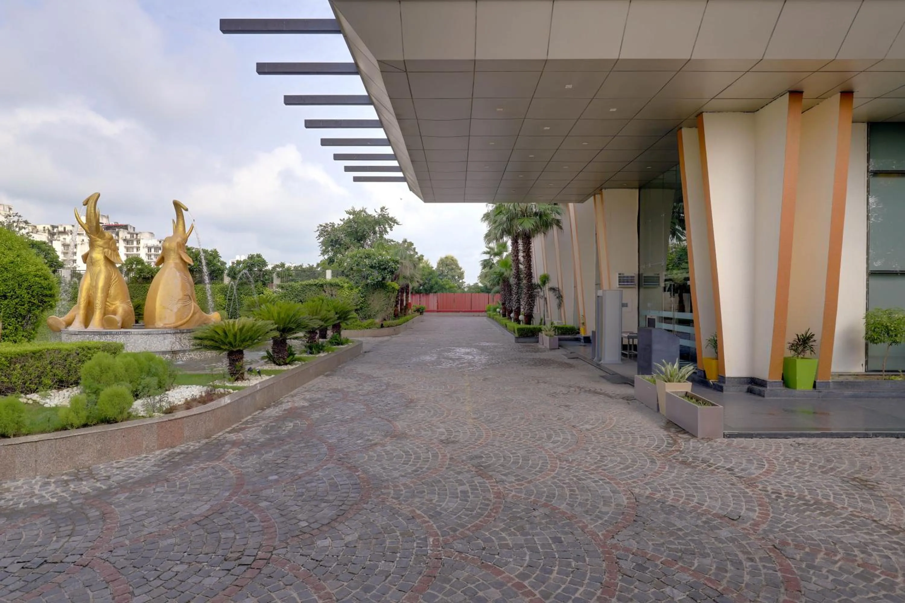 Facade/entrance in Saura Hotel, Agra - A Club Mahindra Associate