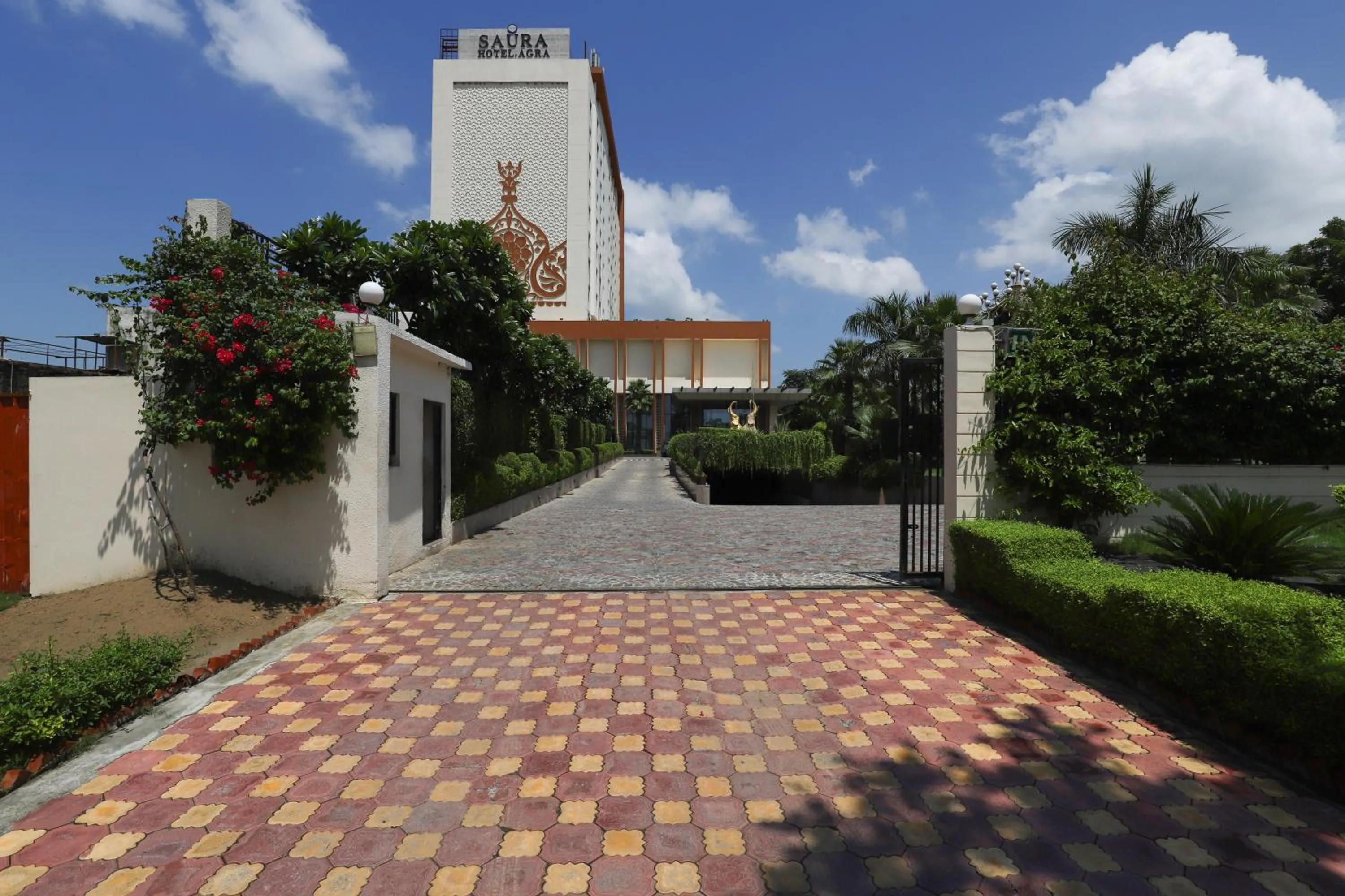 Facade/entrance in Saura Hotel, Agra - A Club Mahindra Associate