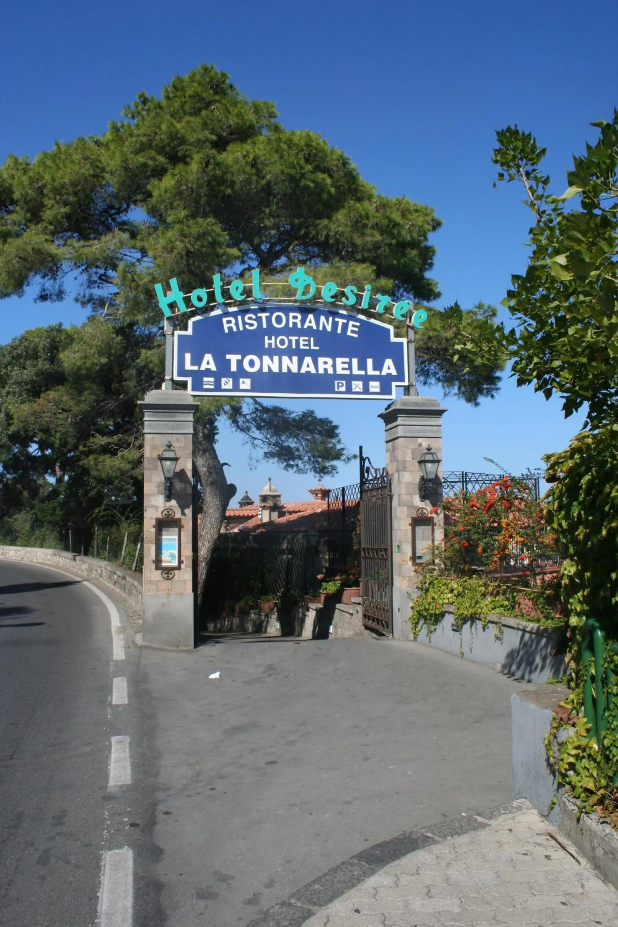 Facade/entrance in Hotel La Tonnarella