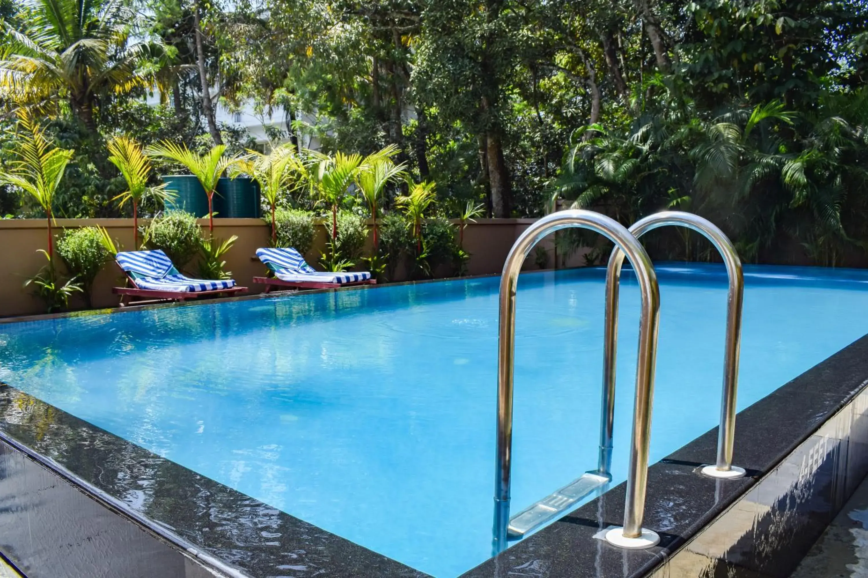 Pool view in Peppervine Hotel Pool view in Peppervine Hotel