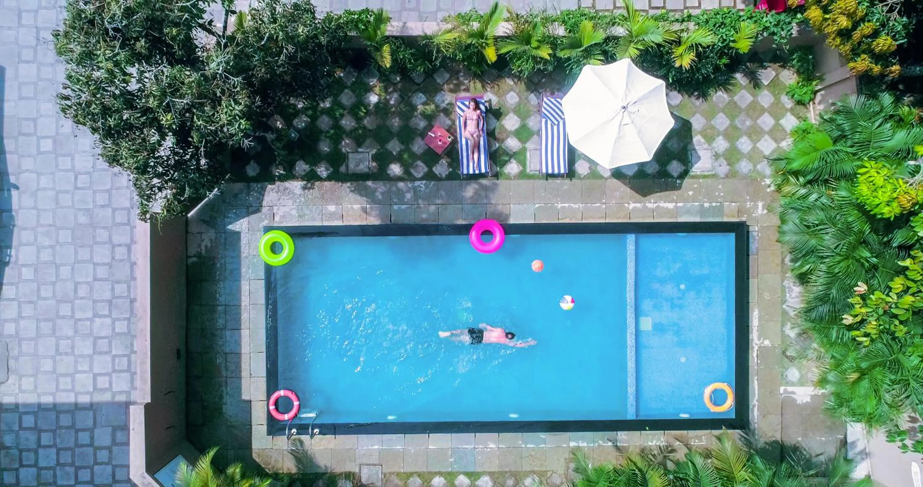 Swimming pool in Peppervine Hotel