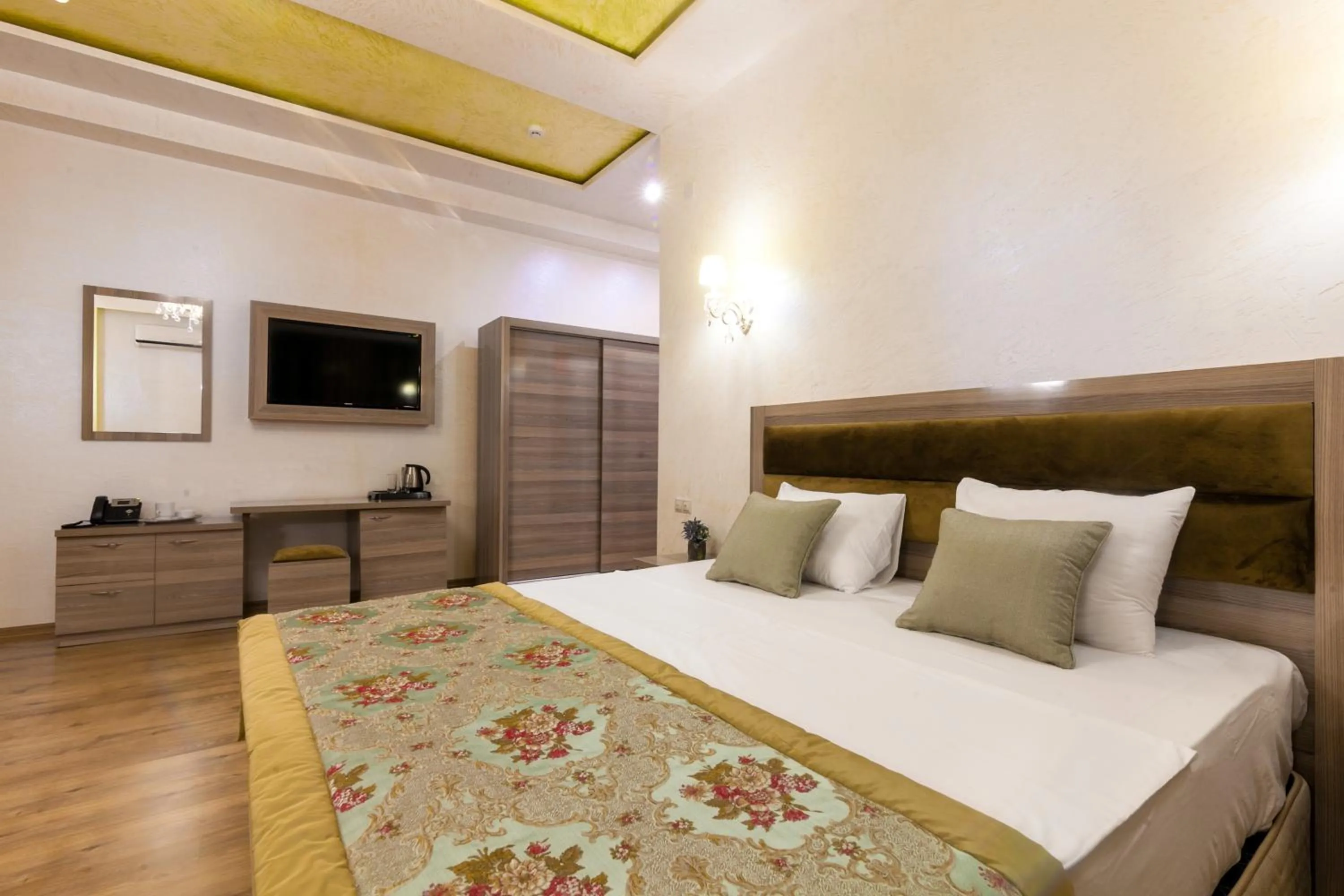 Photo of the whole room, Bed in Iberia Palace Hotel