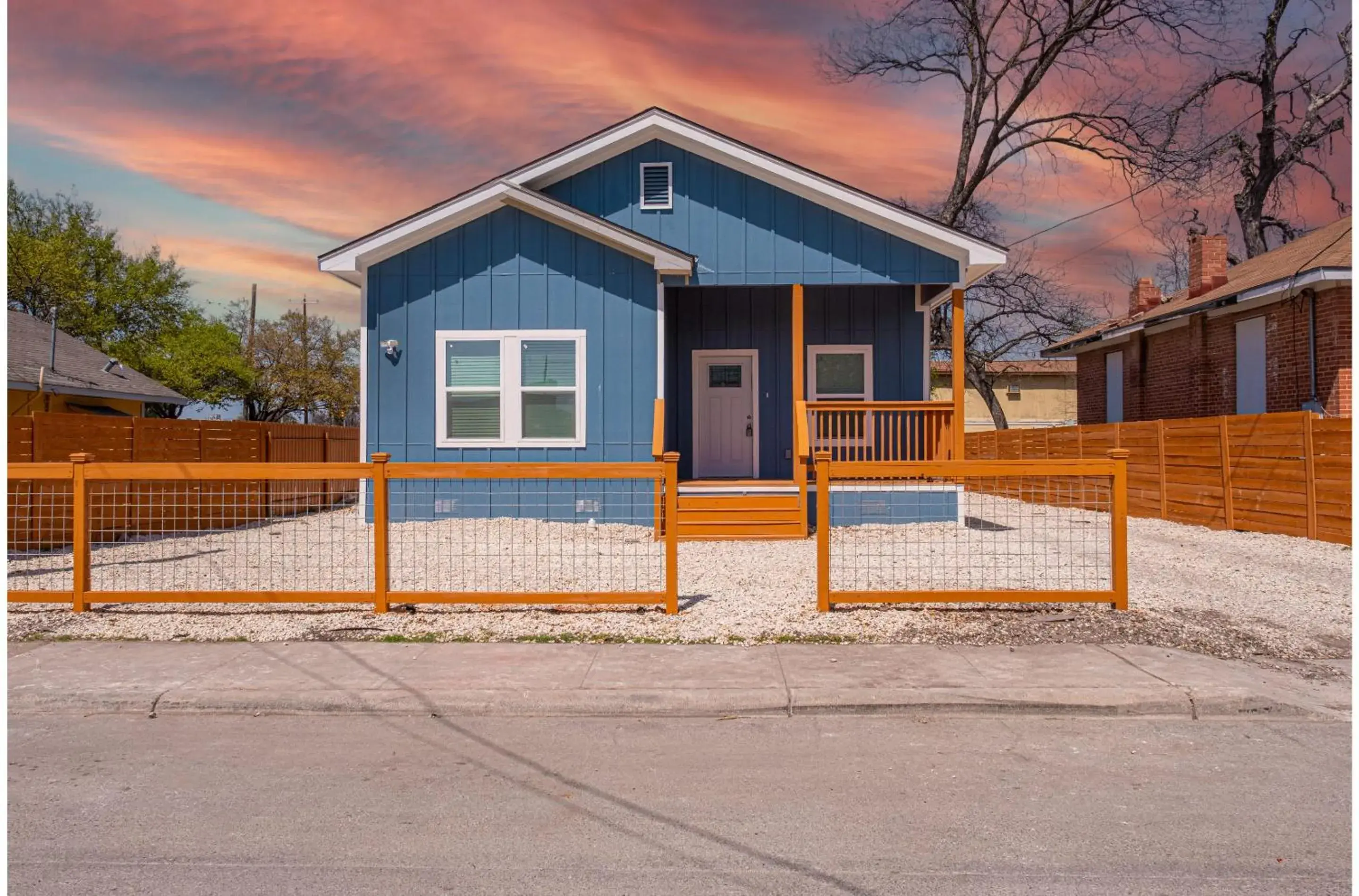 Sleek 4BR3BA Urban Living w Downtown Views Sleek 4BR3BA Urban Living w Downtown Views