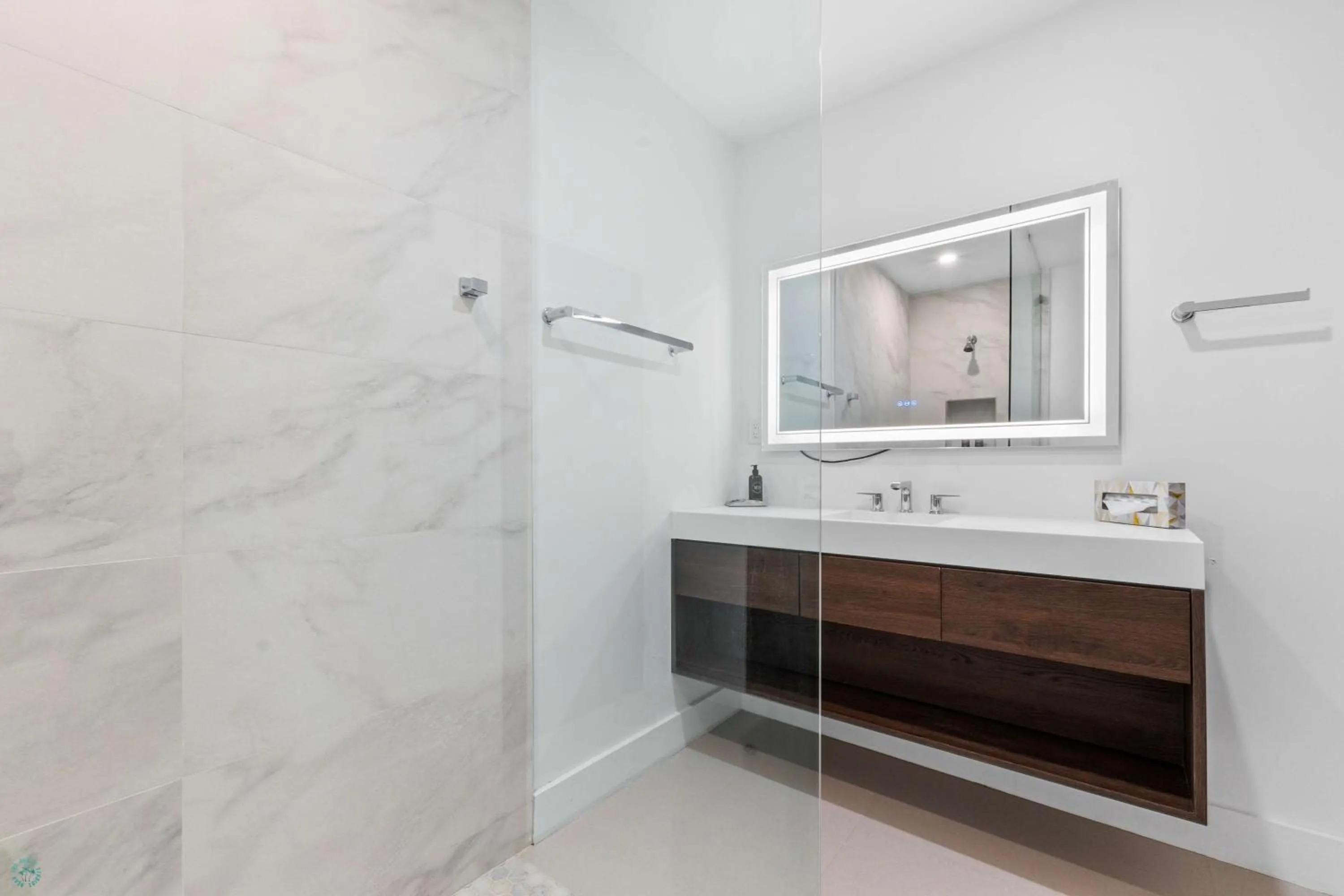 Shower in Romora Bay Resort & Marina