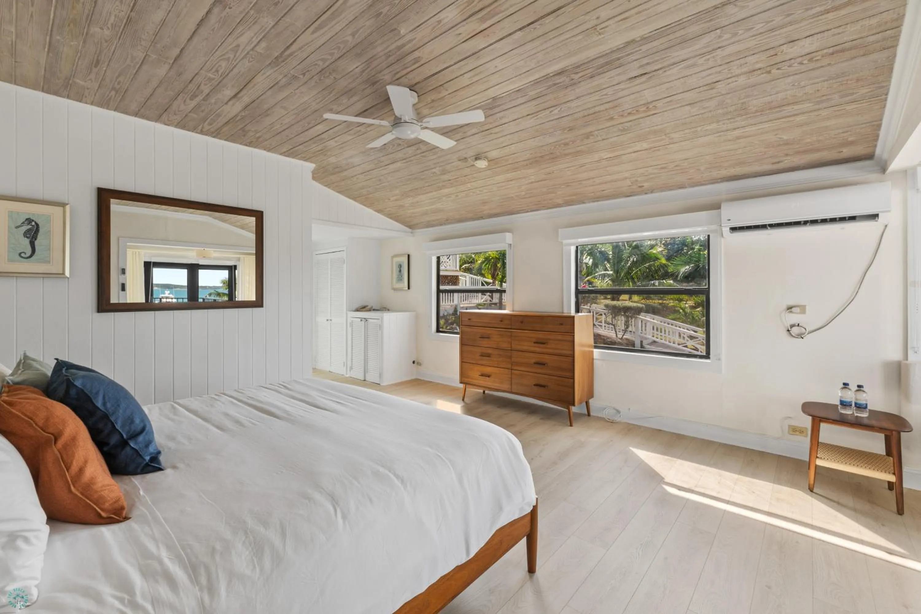 Bed in Romora Bay Resort & Marina