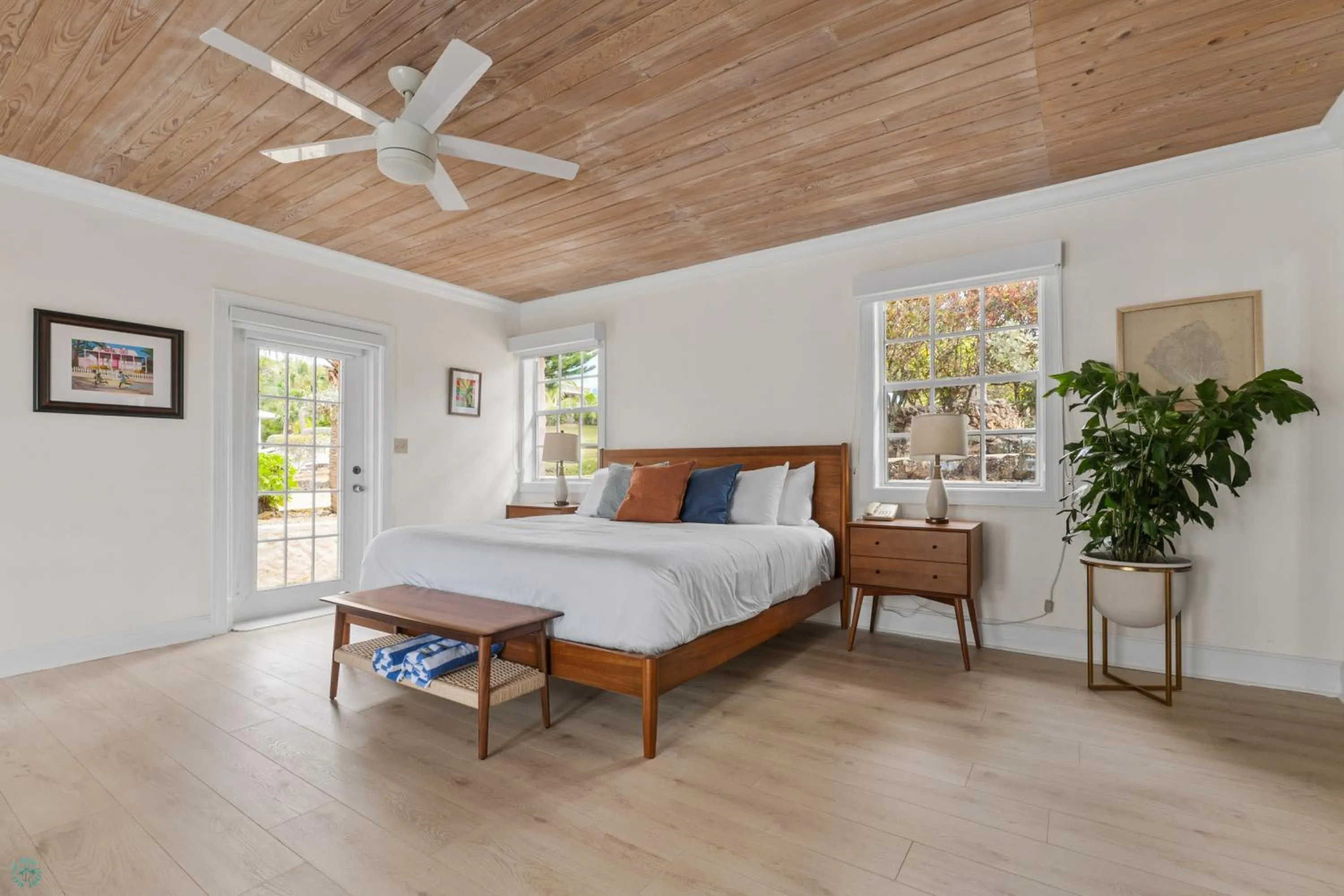 Bed in Romora Bay Resort & Marina