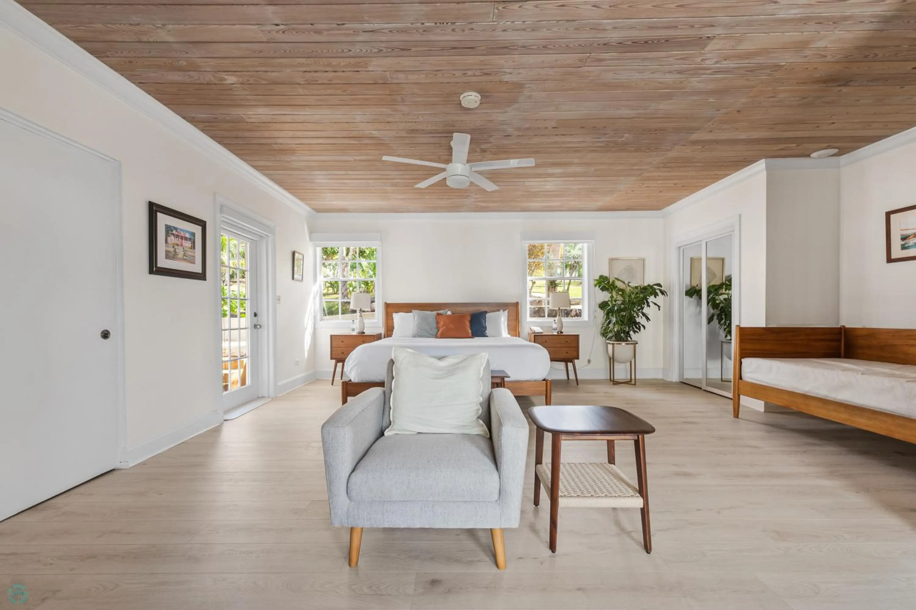 Bed in Romora Bay Resort & Marina