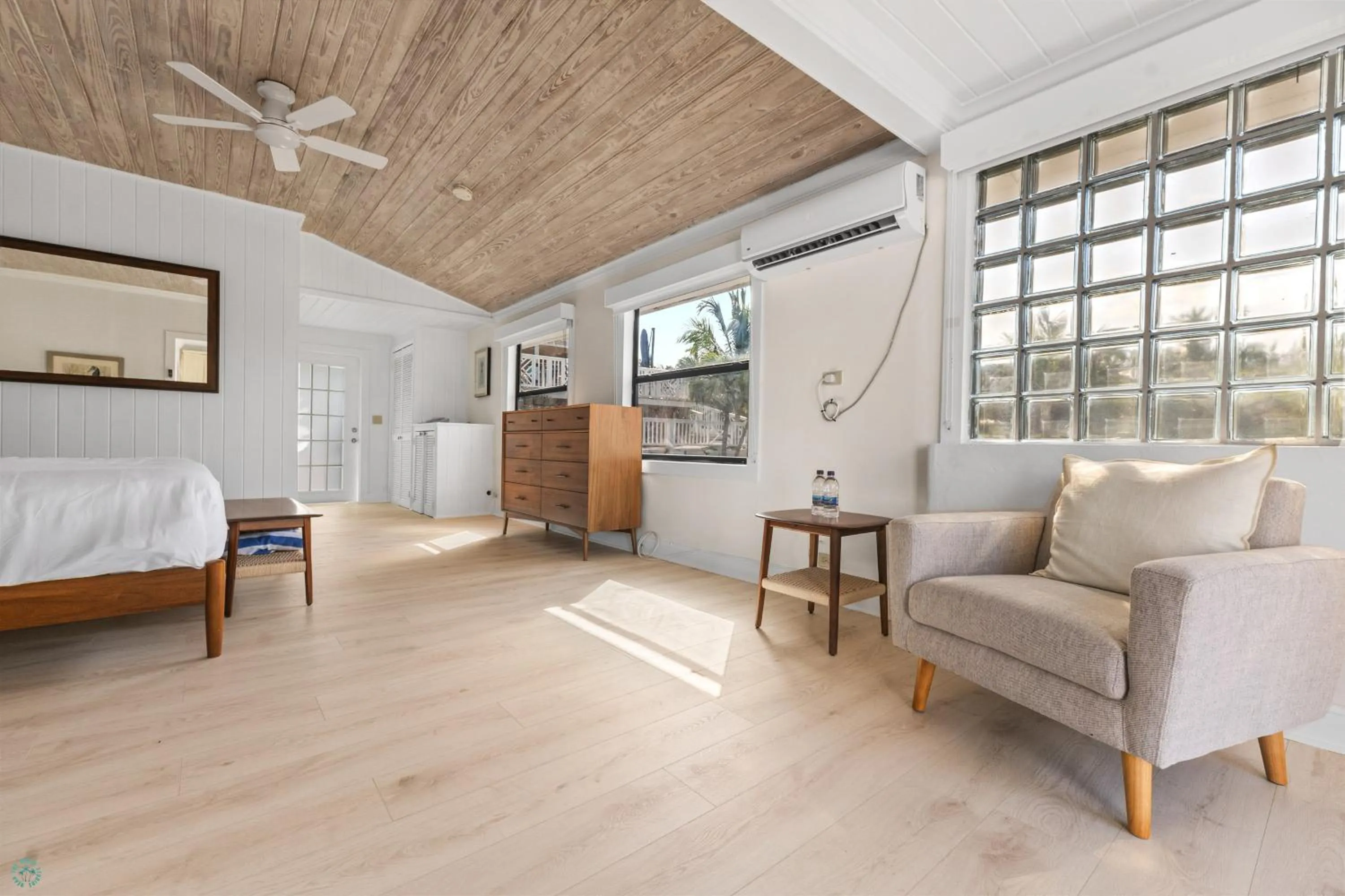 Bed in Romora Bay Resort & Marina