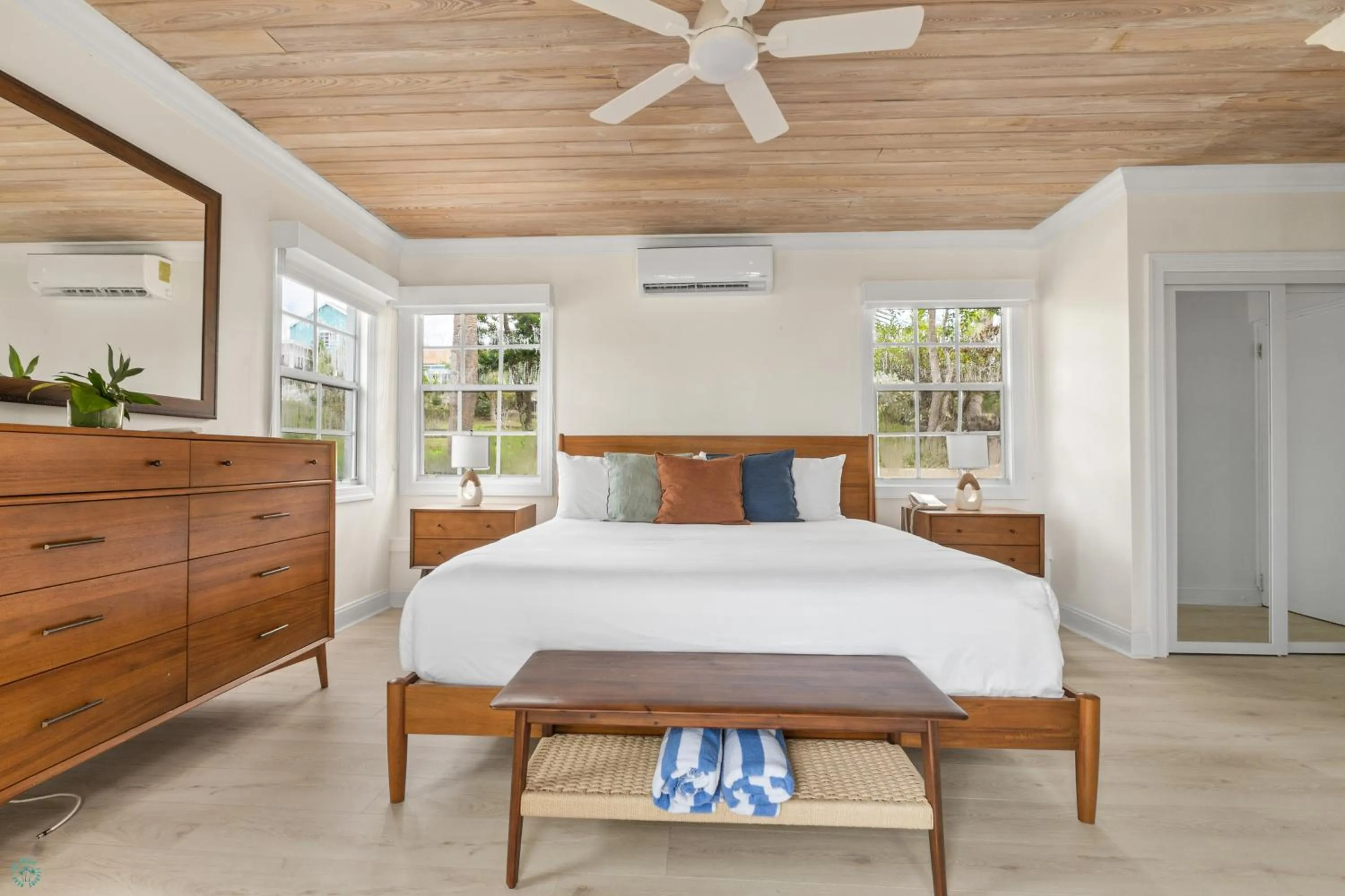 Bed in Romora Bay Resort & Marina