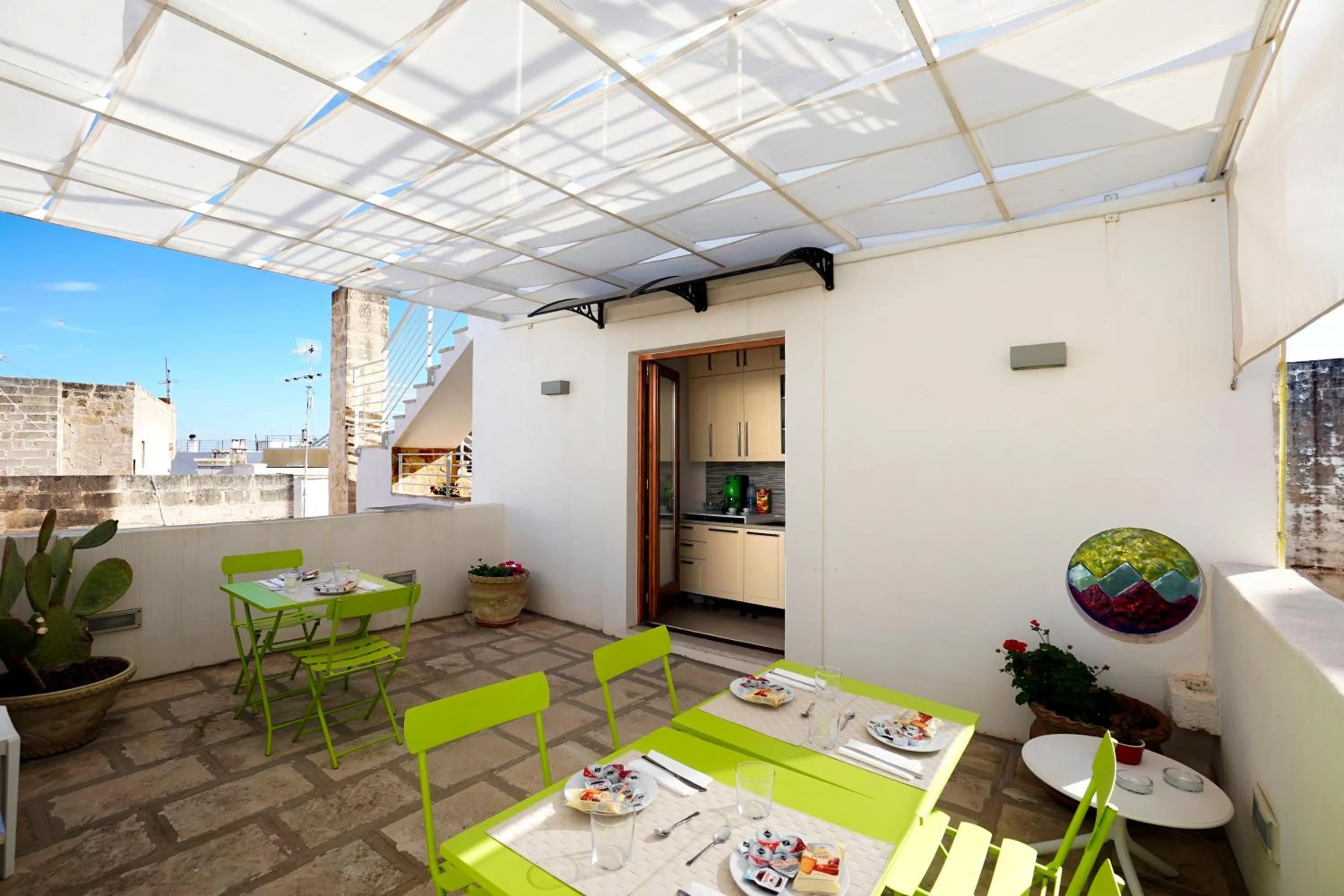 Restaurant/places to eat in Elamar Rooms & Apartment