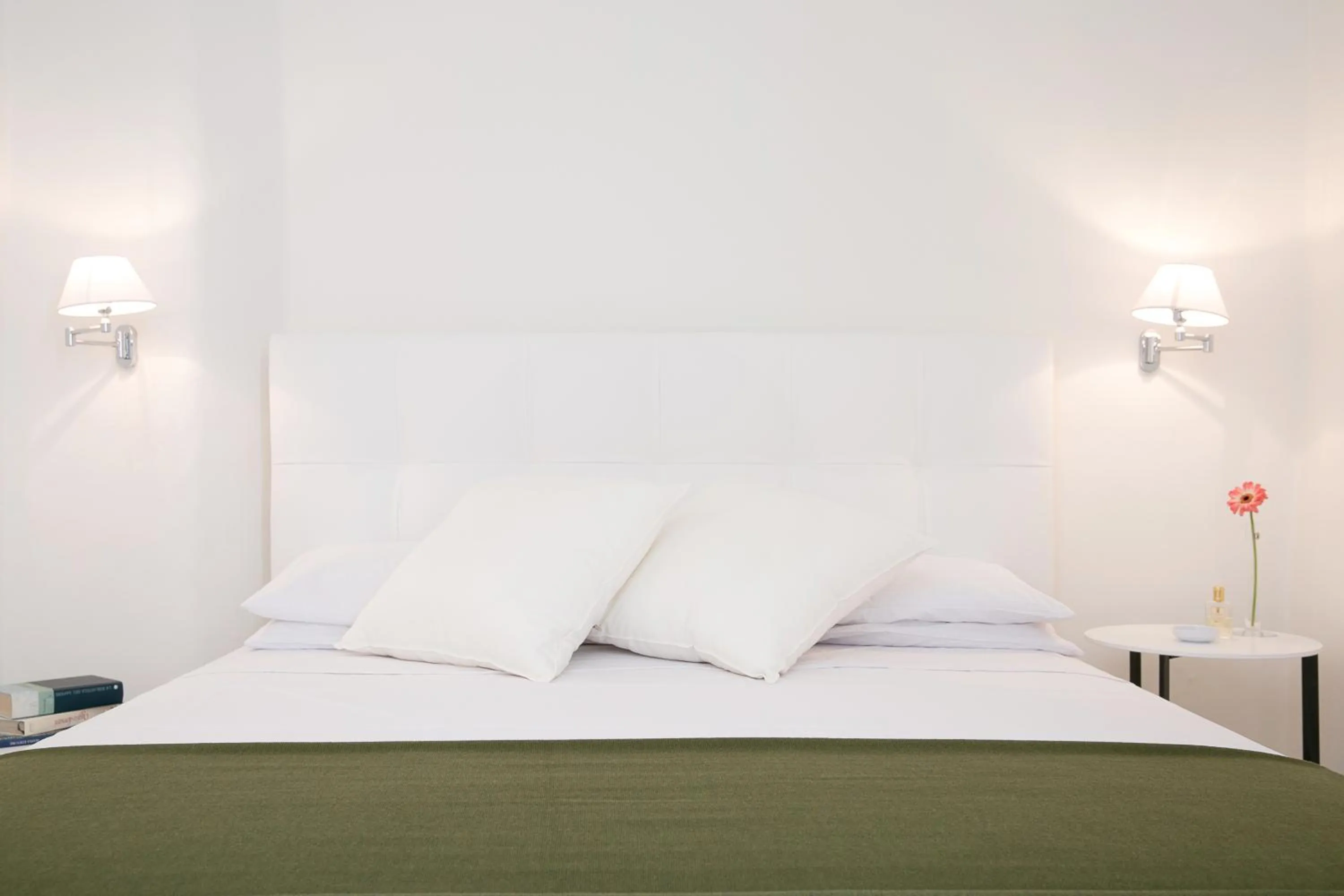 Bed in Elamar Rooms & Apartment