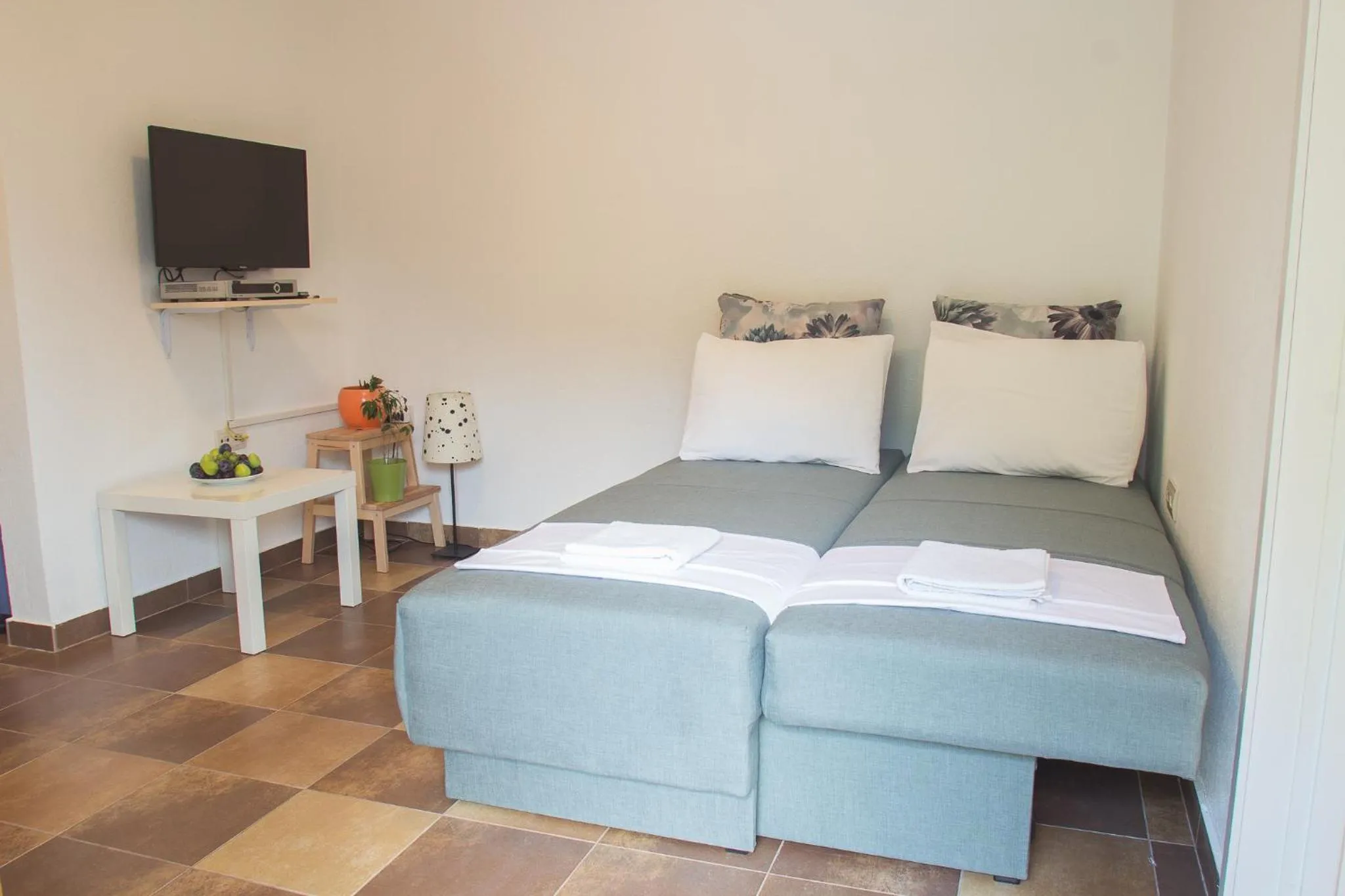 Living room, Bed in Olive Apartment