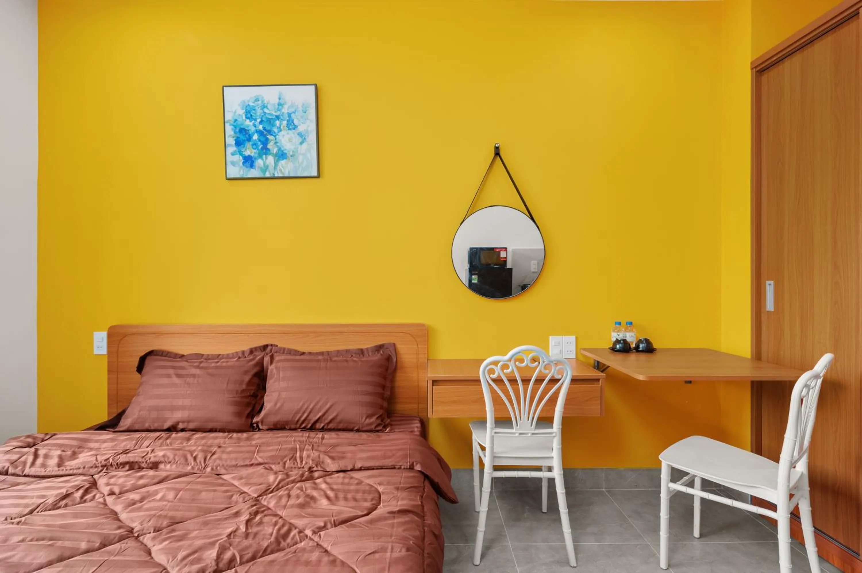 Seating area, Bed in Saluton House