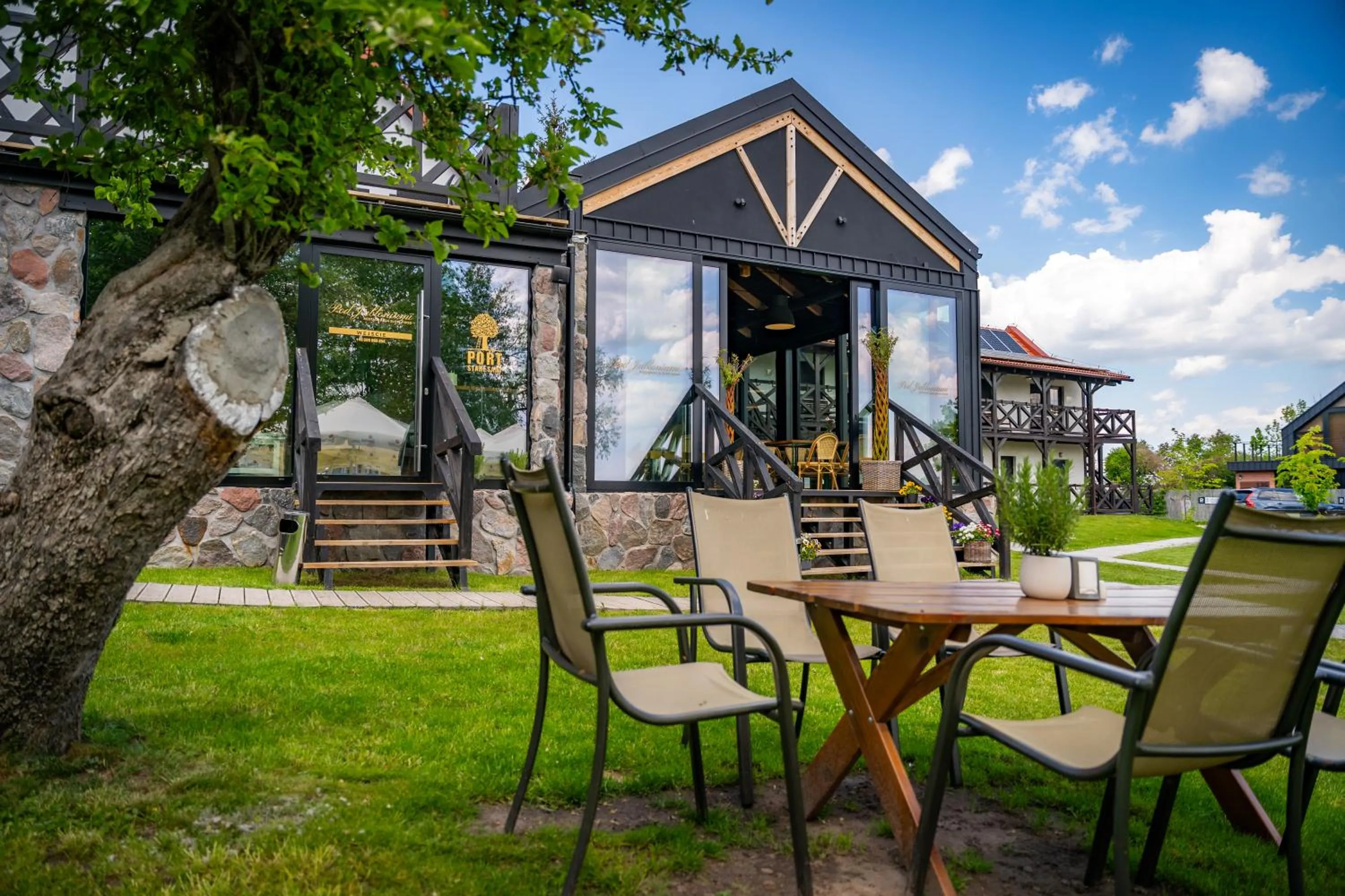 Restaurant/places to eat in Stare Sady Chillout Rooms "Pod Jabłoniami"