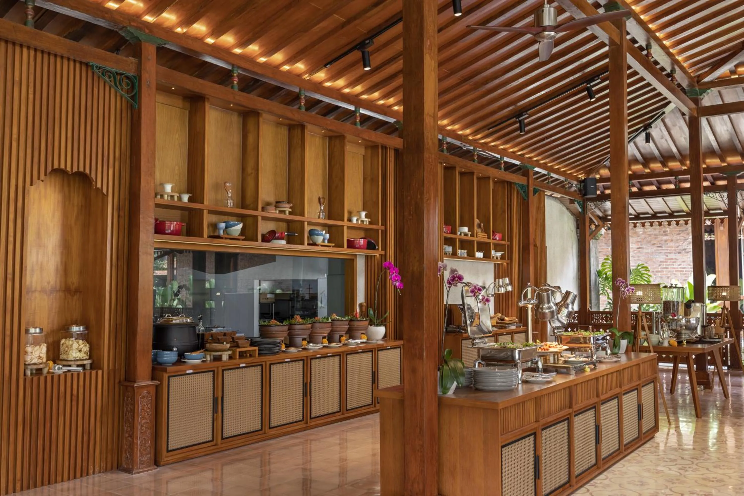 Restaurant/places to eat in Anumana De Suite