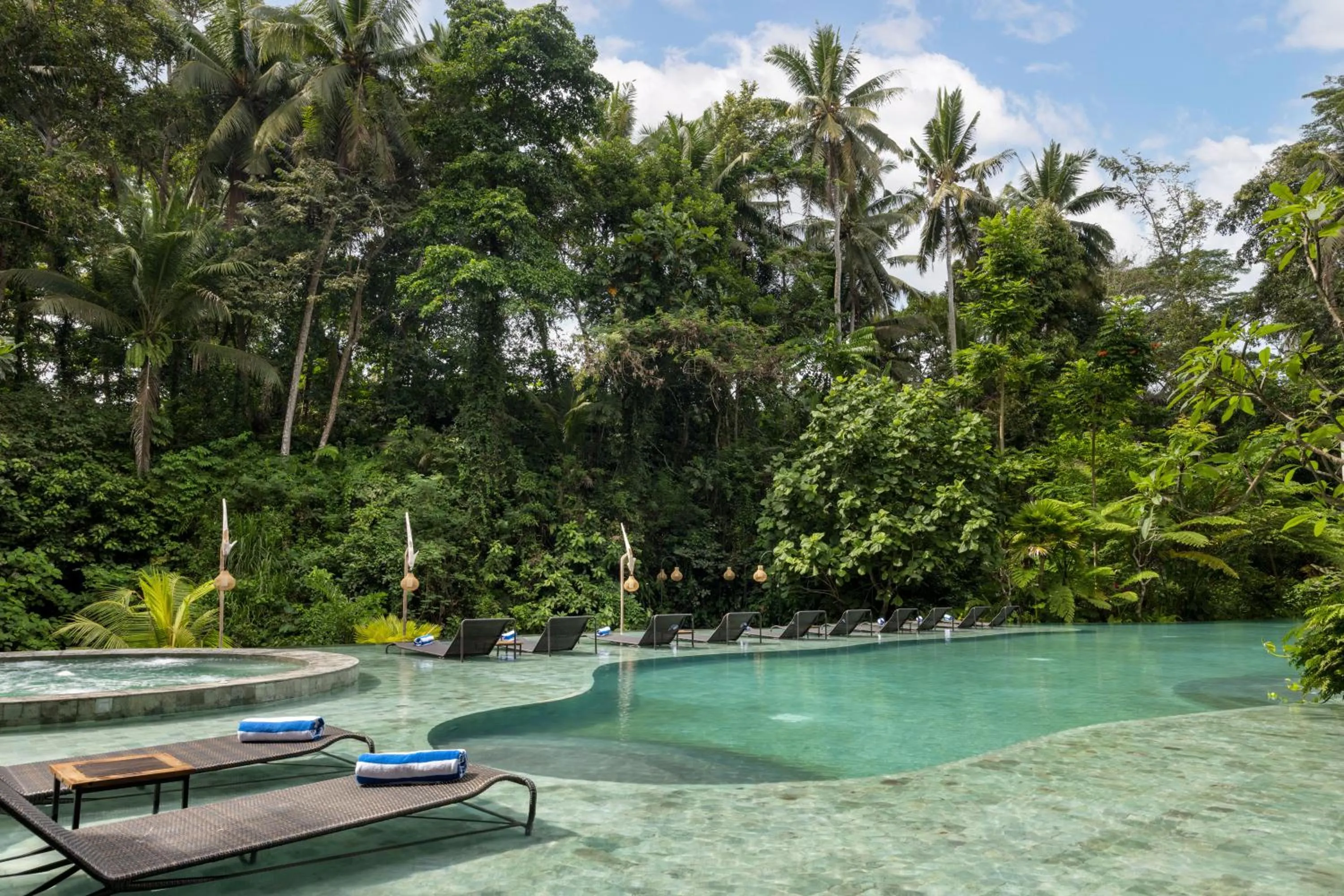 Swimming pool in Anumana De Suite