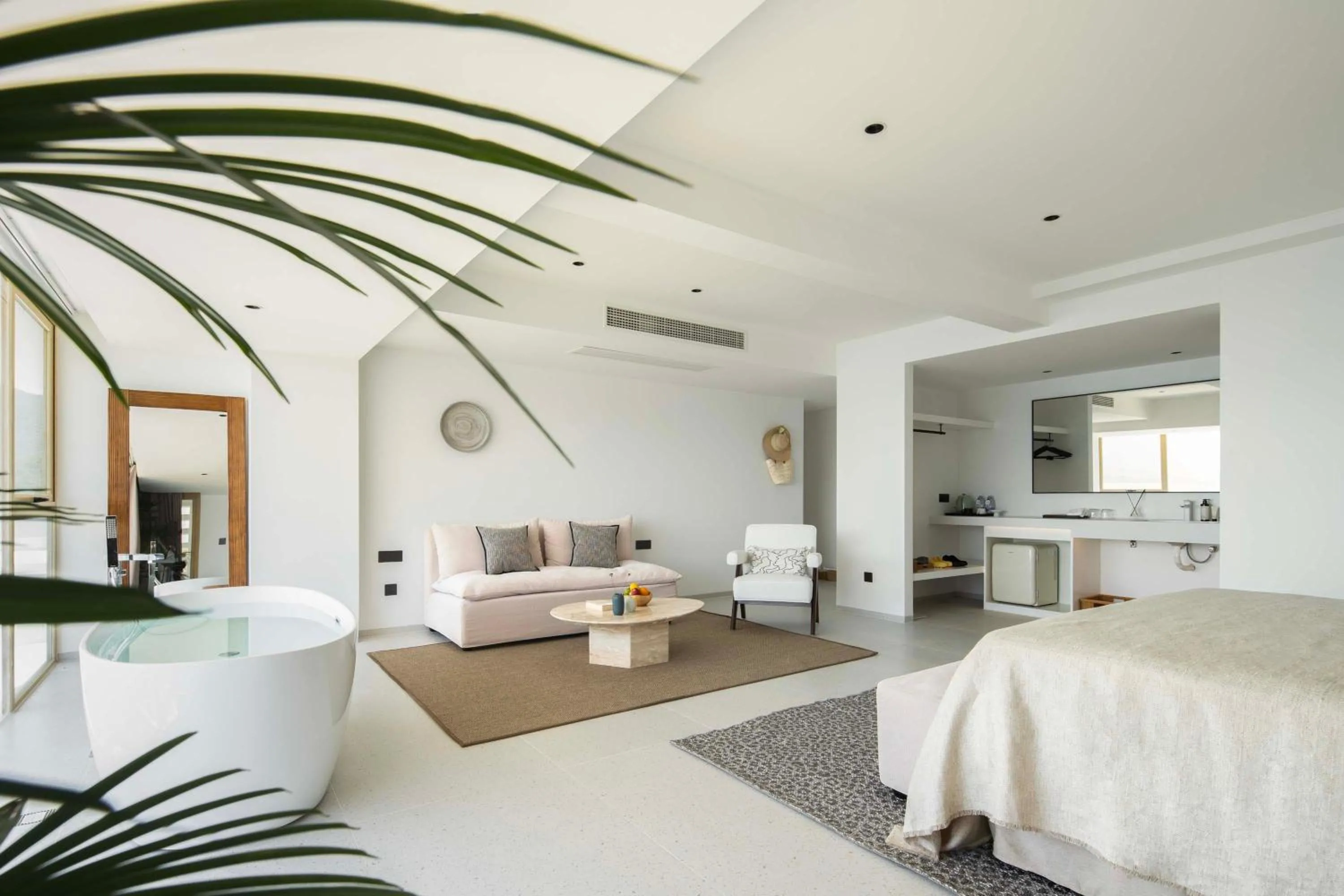 Photo of the whole room, Bed in Shenzhen GuanHu Secret Wild Reef Seaview Hotel