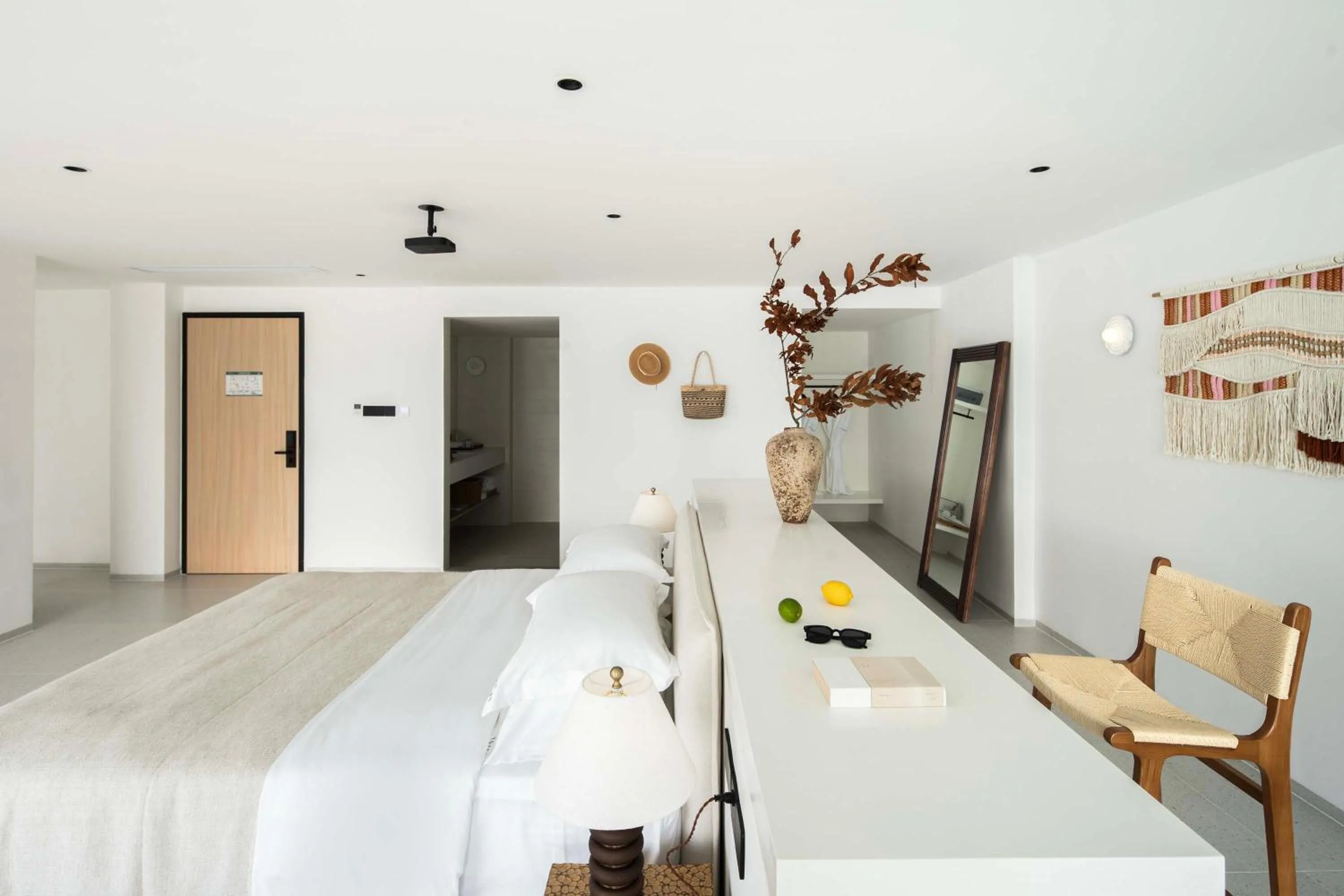 Photo of the whole room, Bed in Shenzhen GuanHu Secret Wild Reef Seaview Hotel